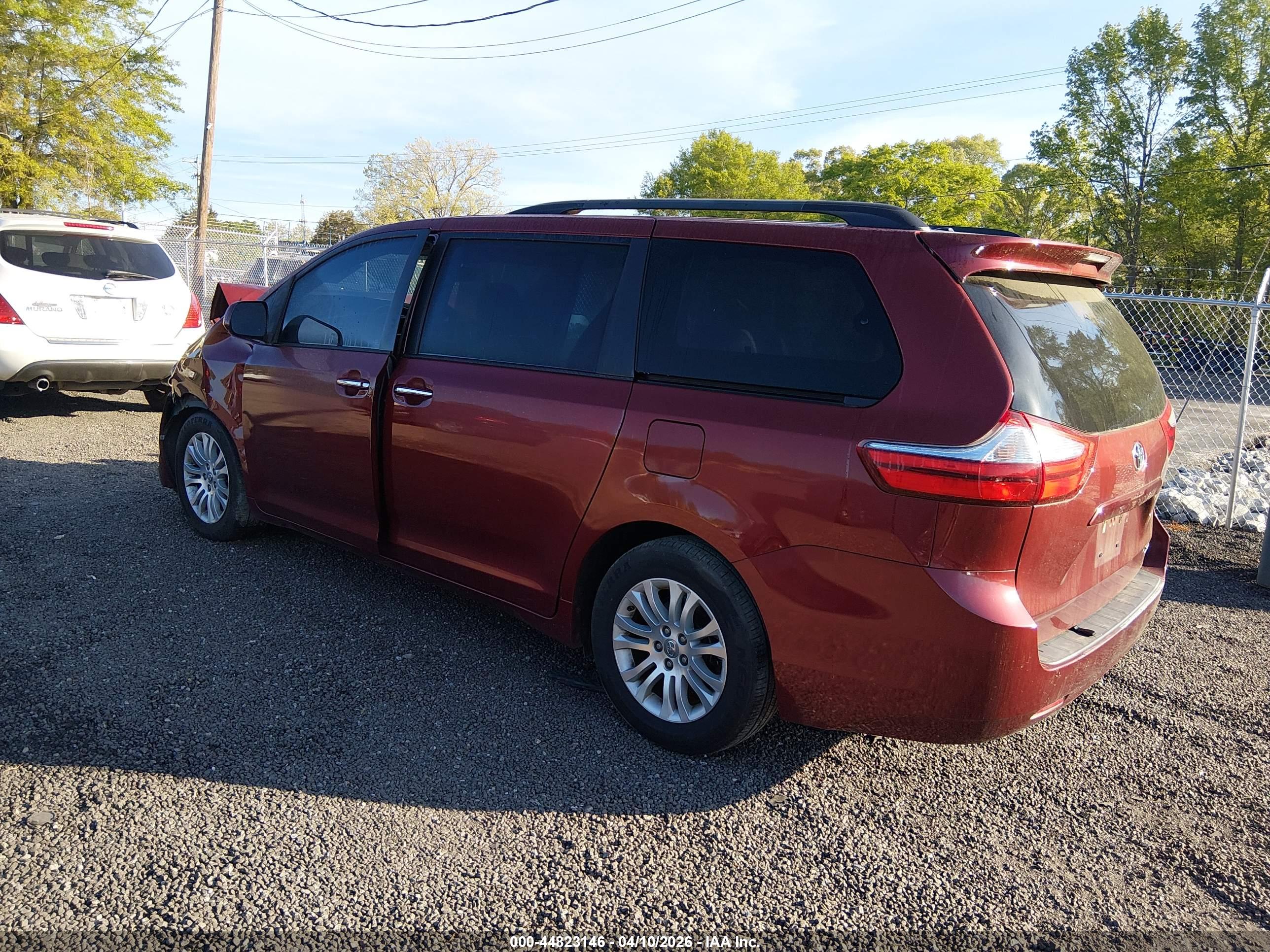 TOYOTA SIENNA image 3