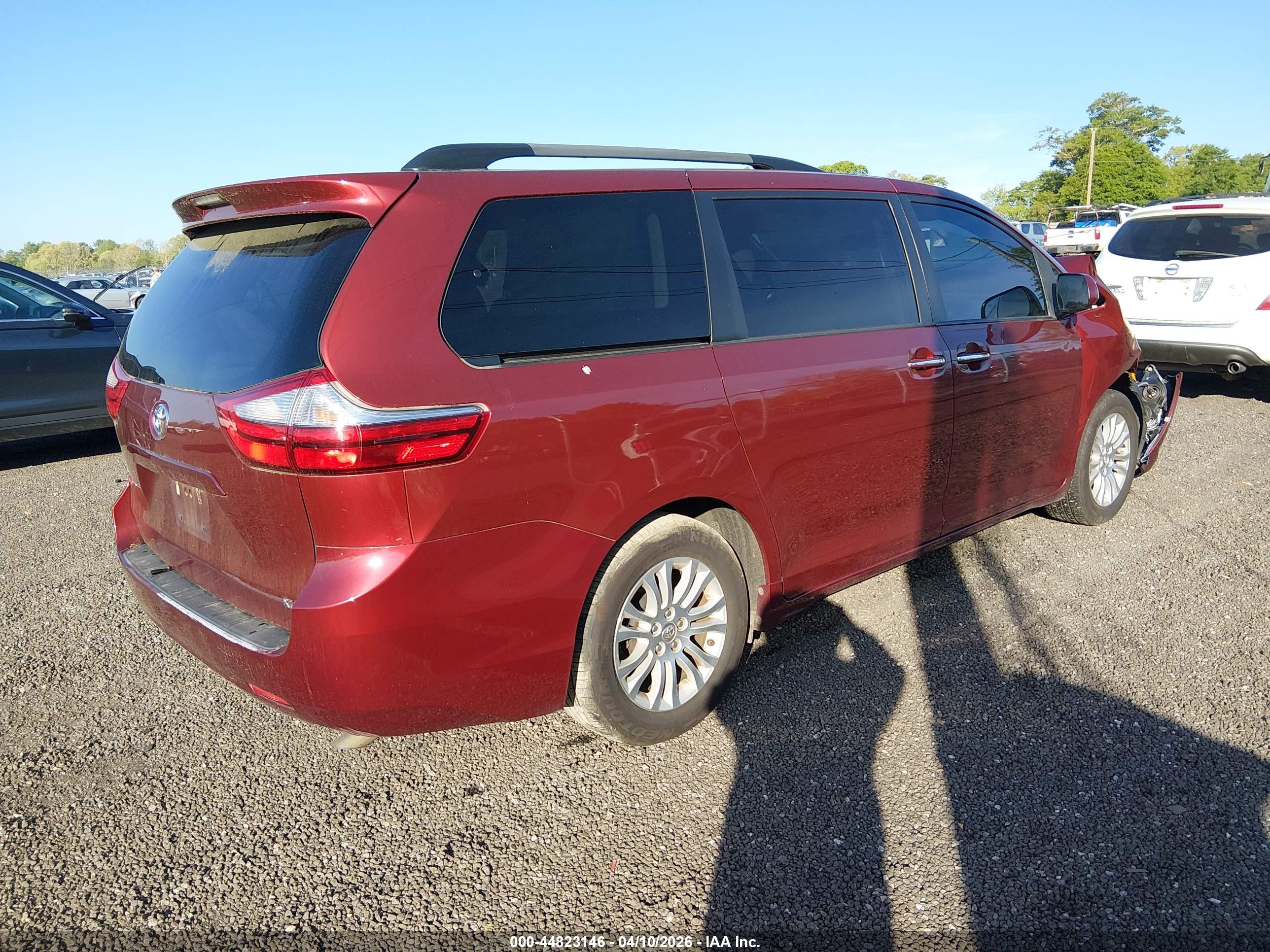 TOYOTA SIENNA image 4