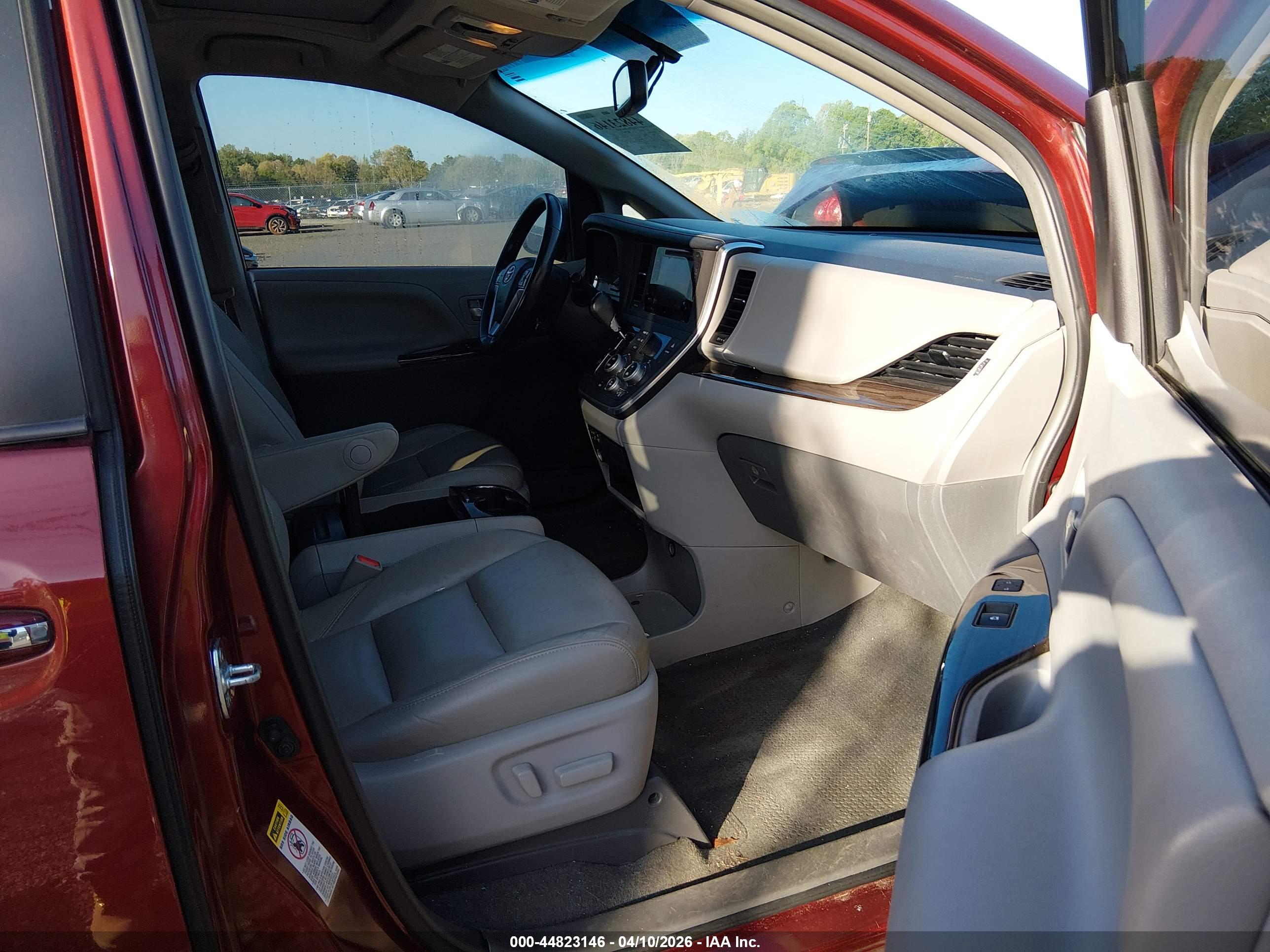 TOYOTA SIENNA image 5