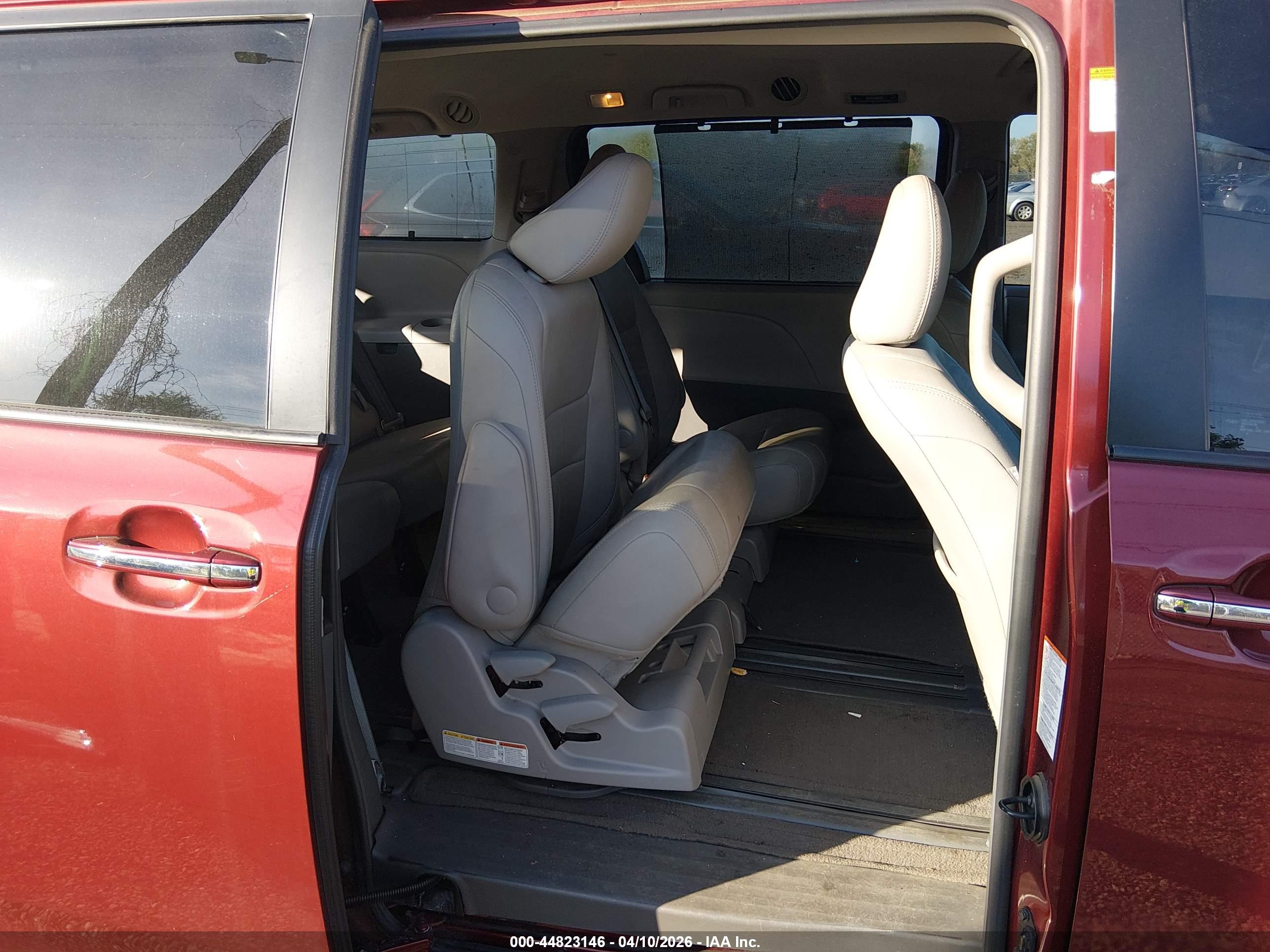 TOYOTA SIENNA image 8