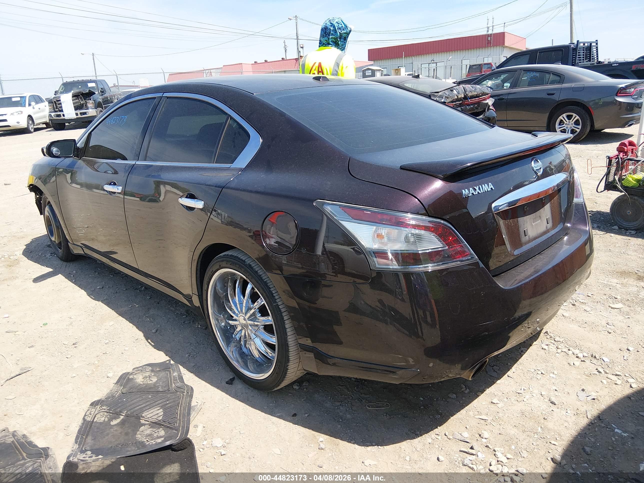 NISSAN MAXIMA image 3