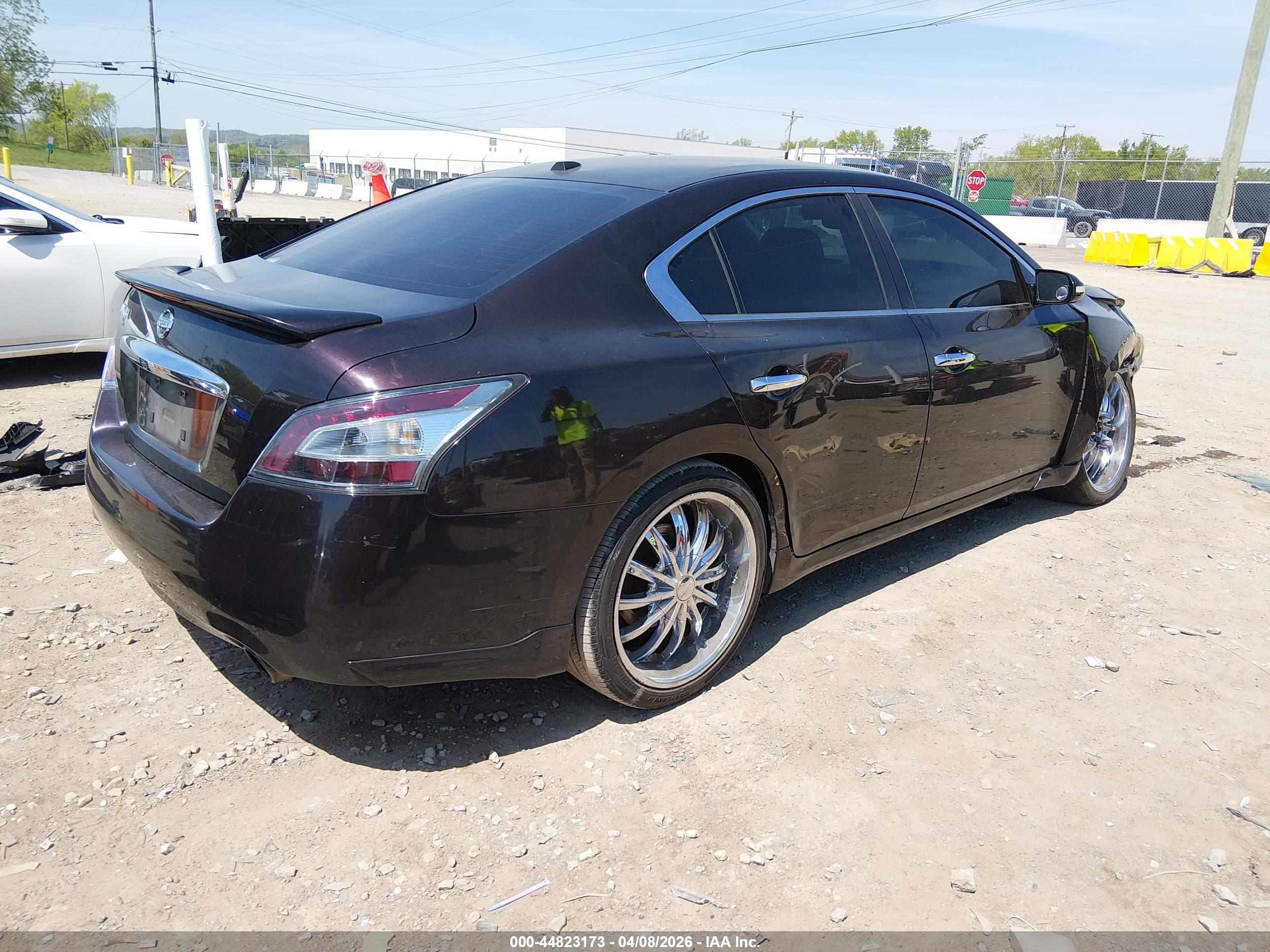 NISSAN MAXIMA image 4