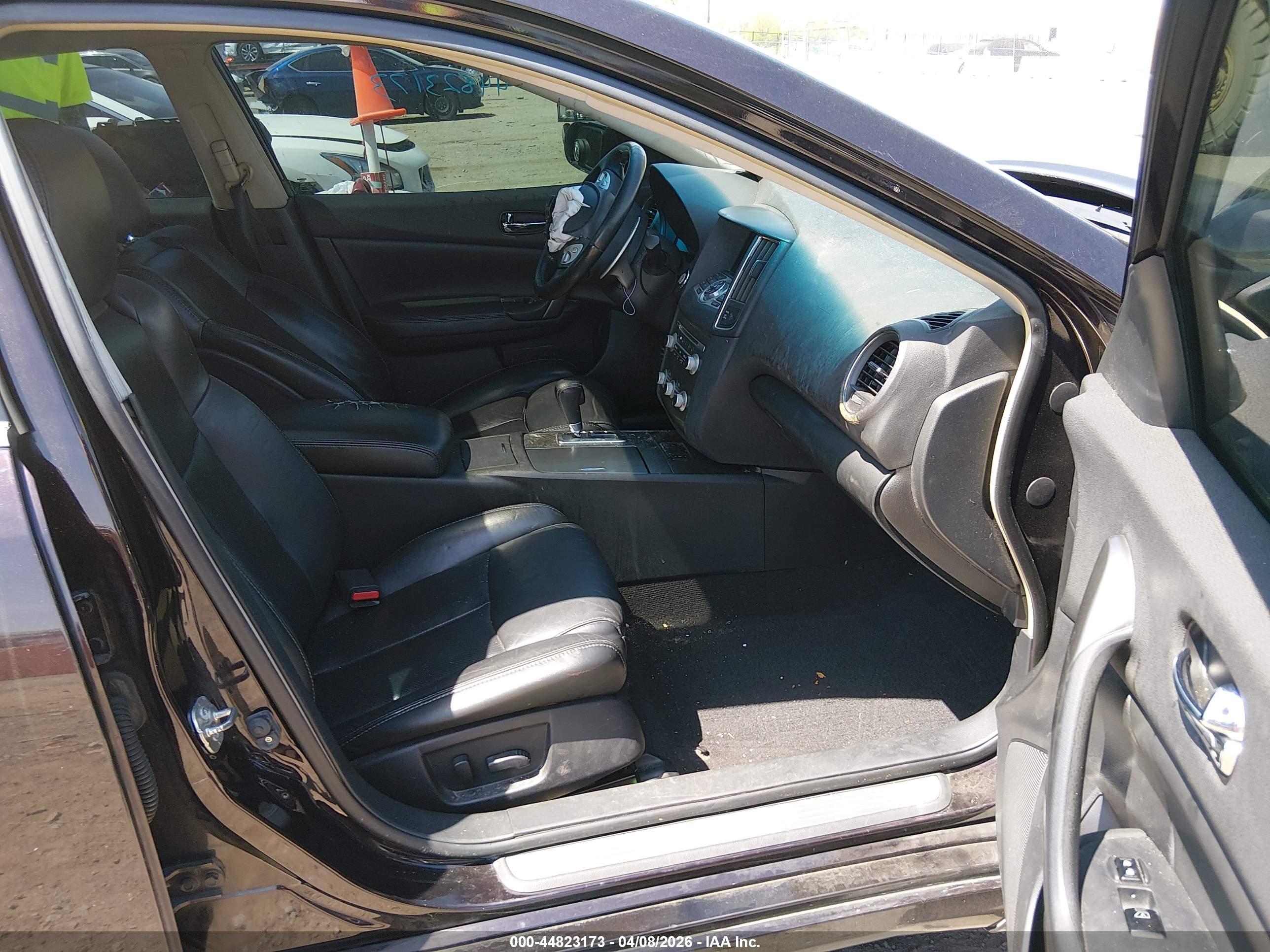 NISSAN MAXIMA image 5