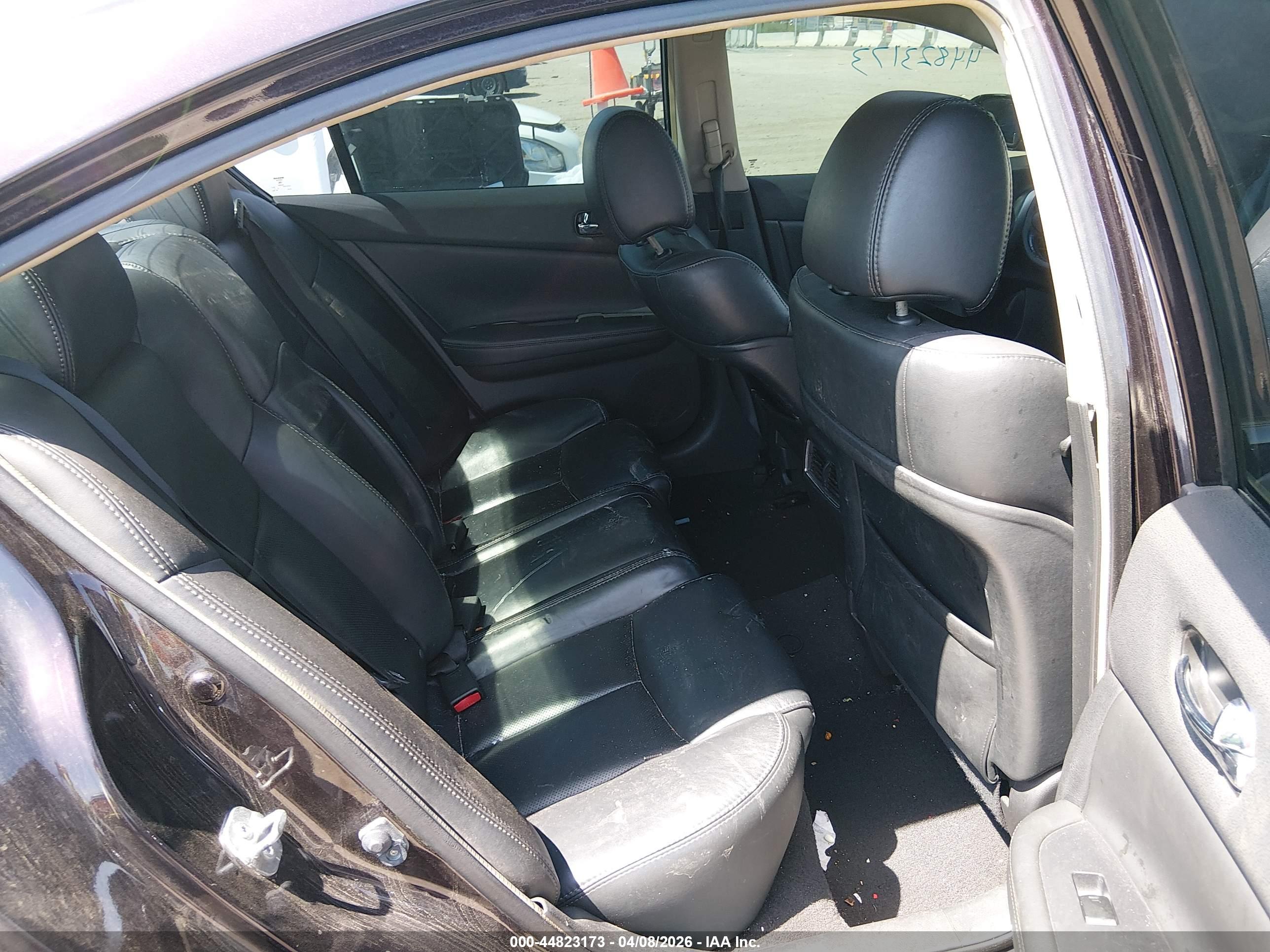 NISSAN MAXIMA image 8