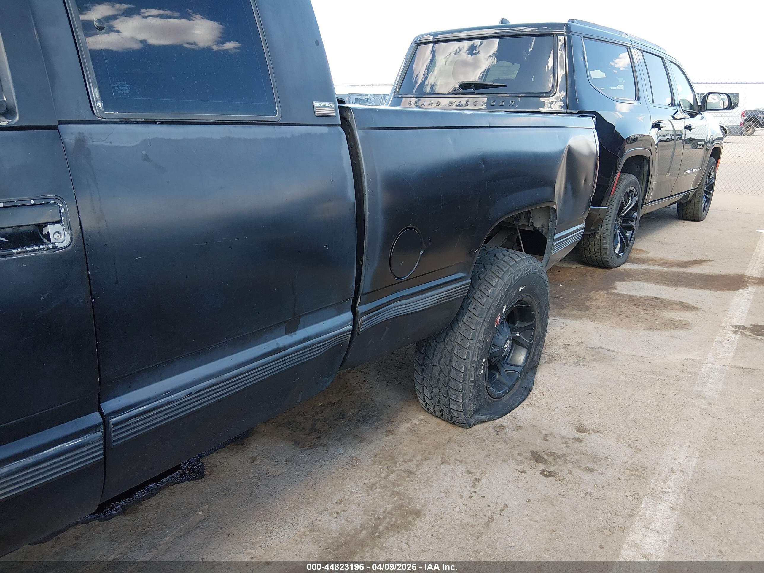 CHEVROLET GMT-400 image 6