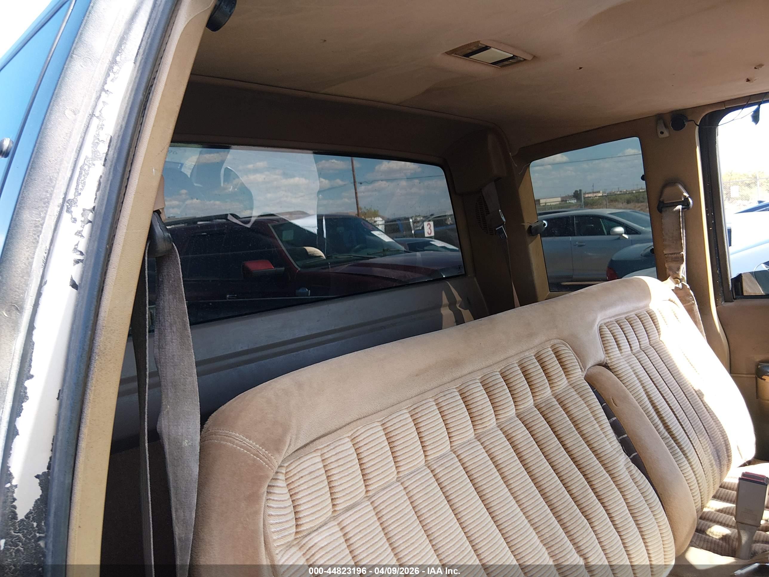 CHEVROLET GMT-400 image 8
