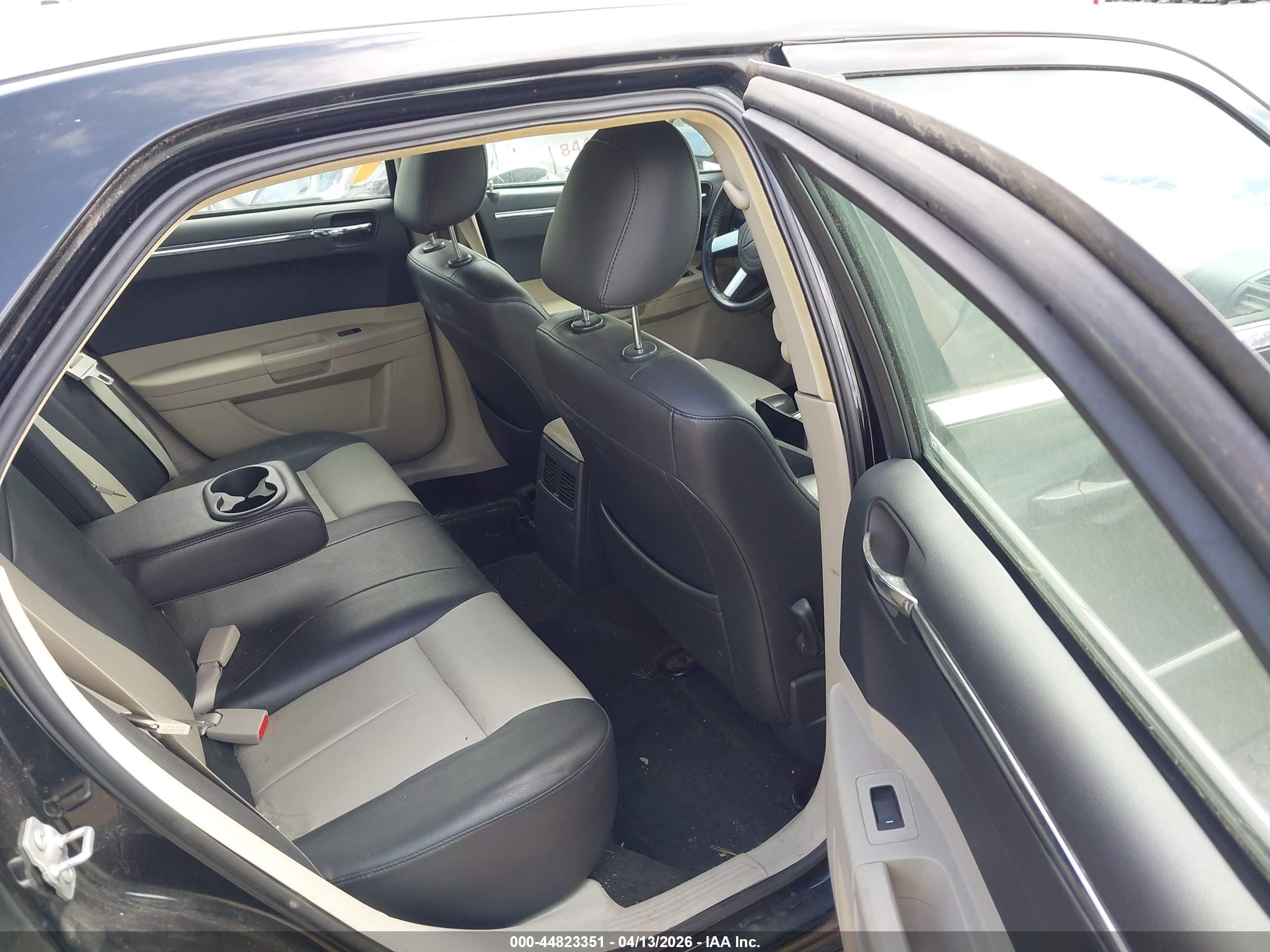 CHRYSLER 300 image 8
