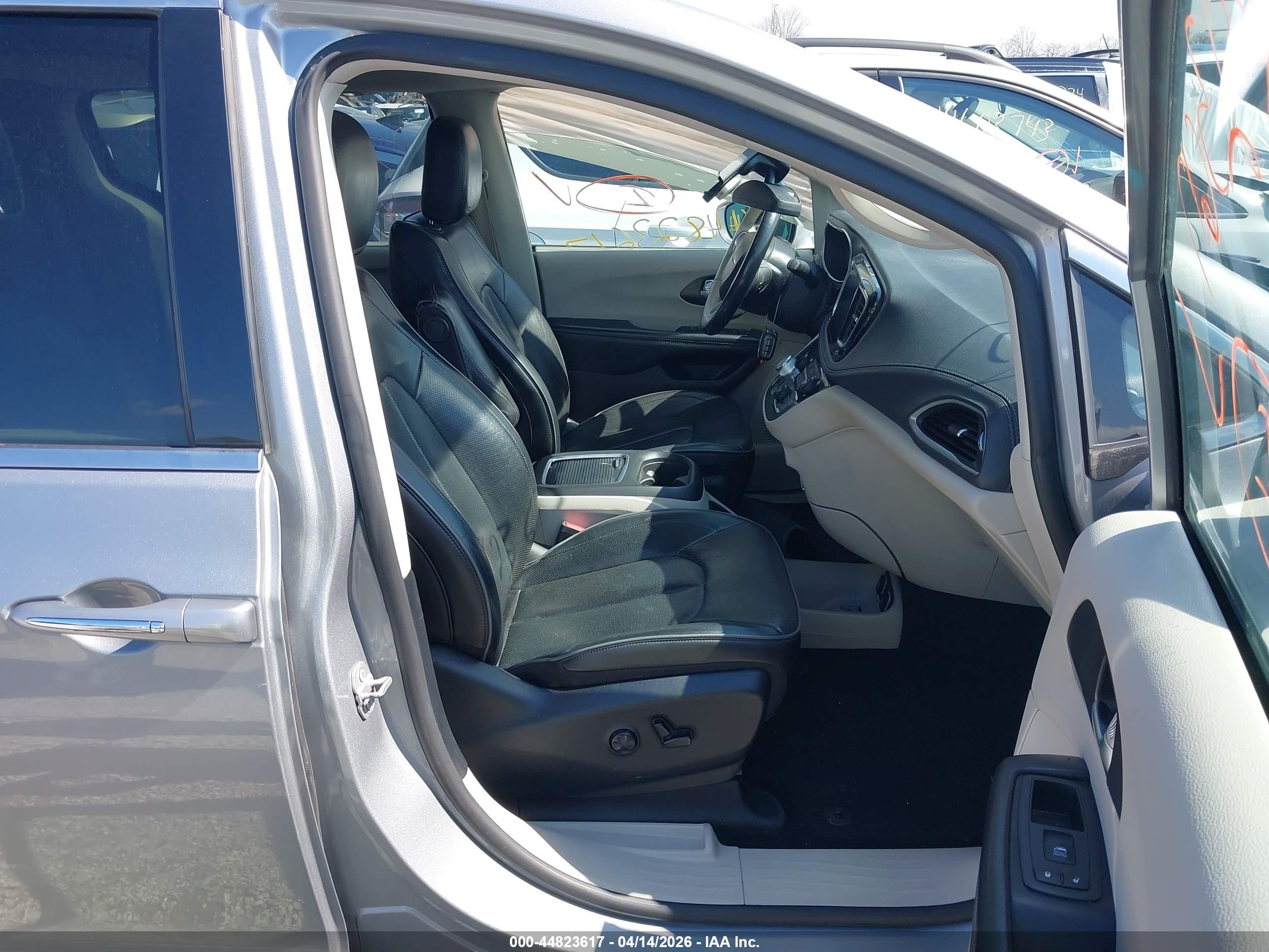 CHRYSLER PACIFICA image 5