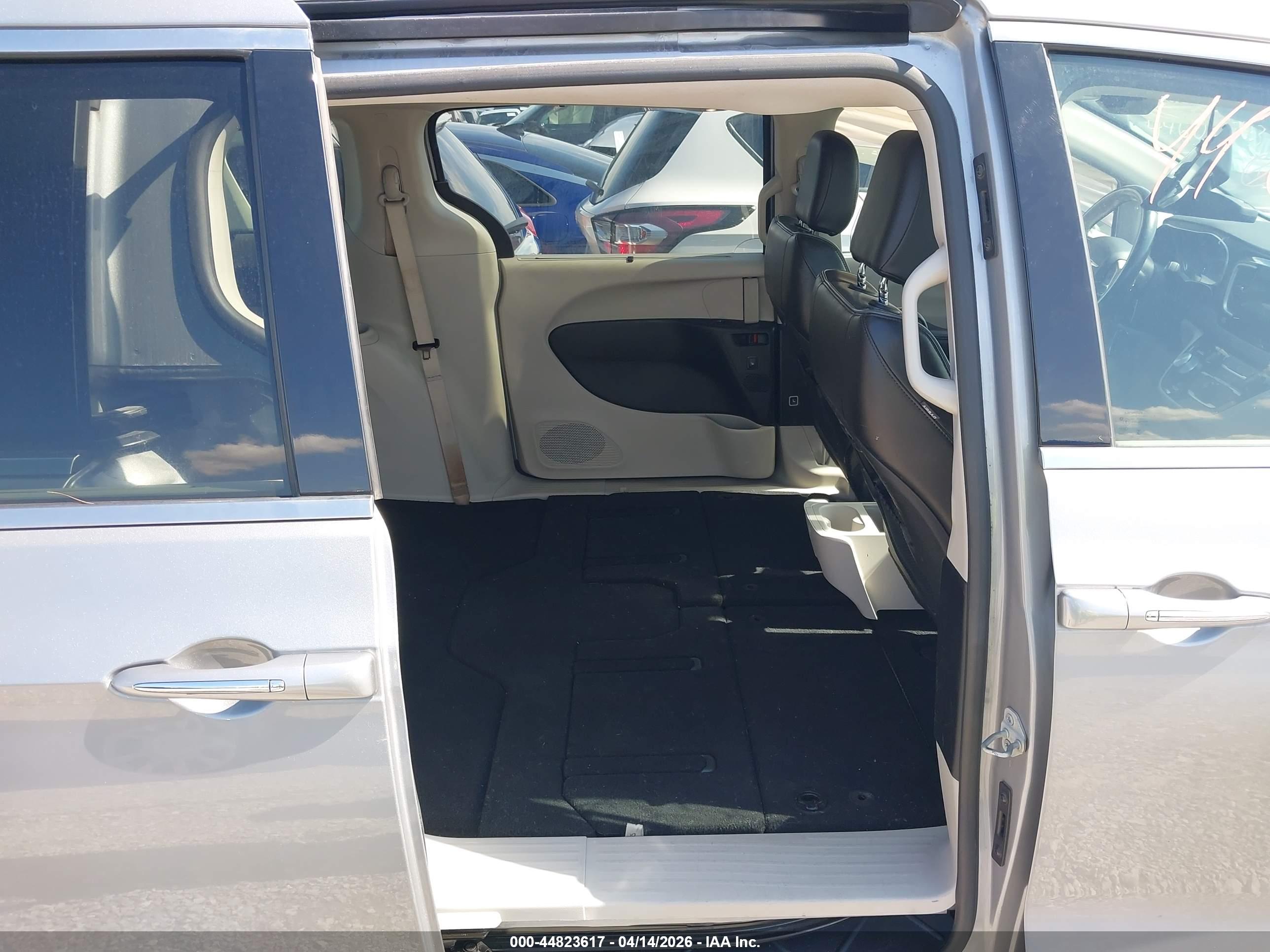 CHRYSLER PACIFICA image 8