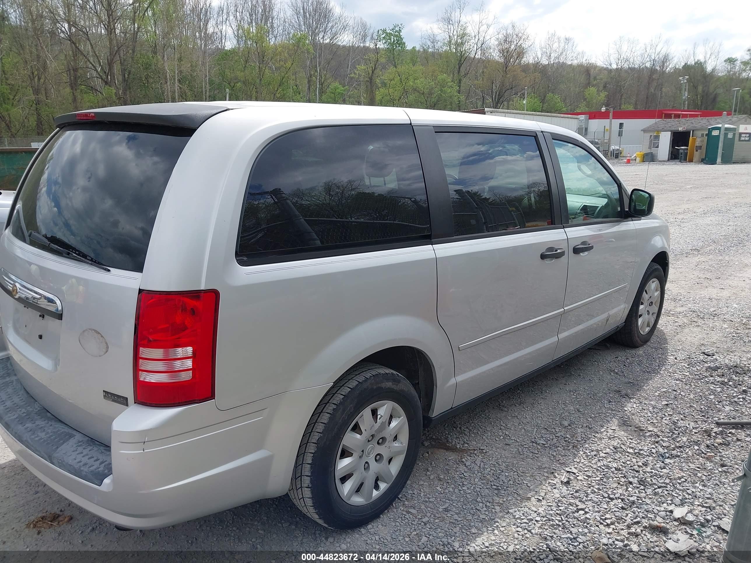 CHRYSLER TOWN image 4