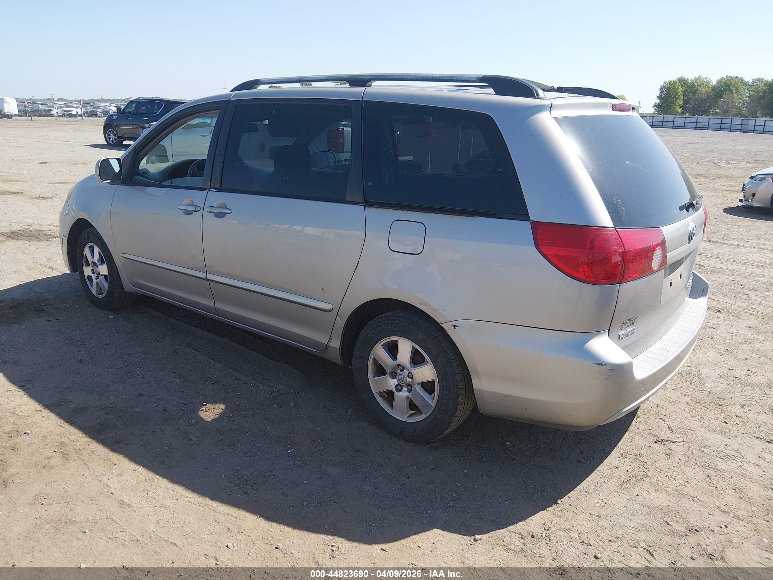 TOYOTA SIENNA image 3