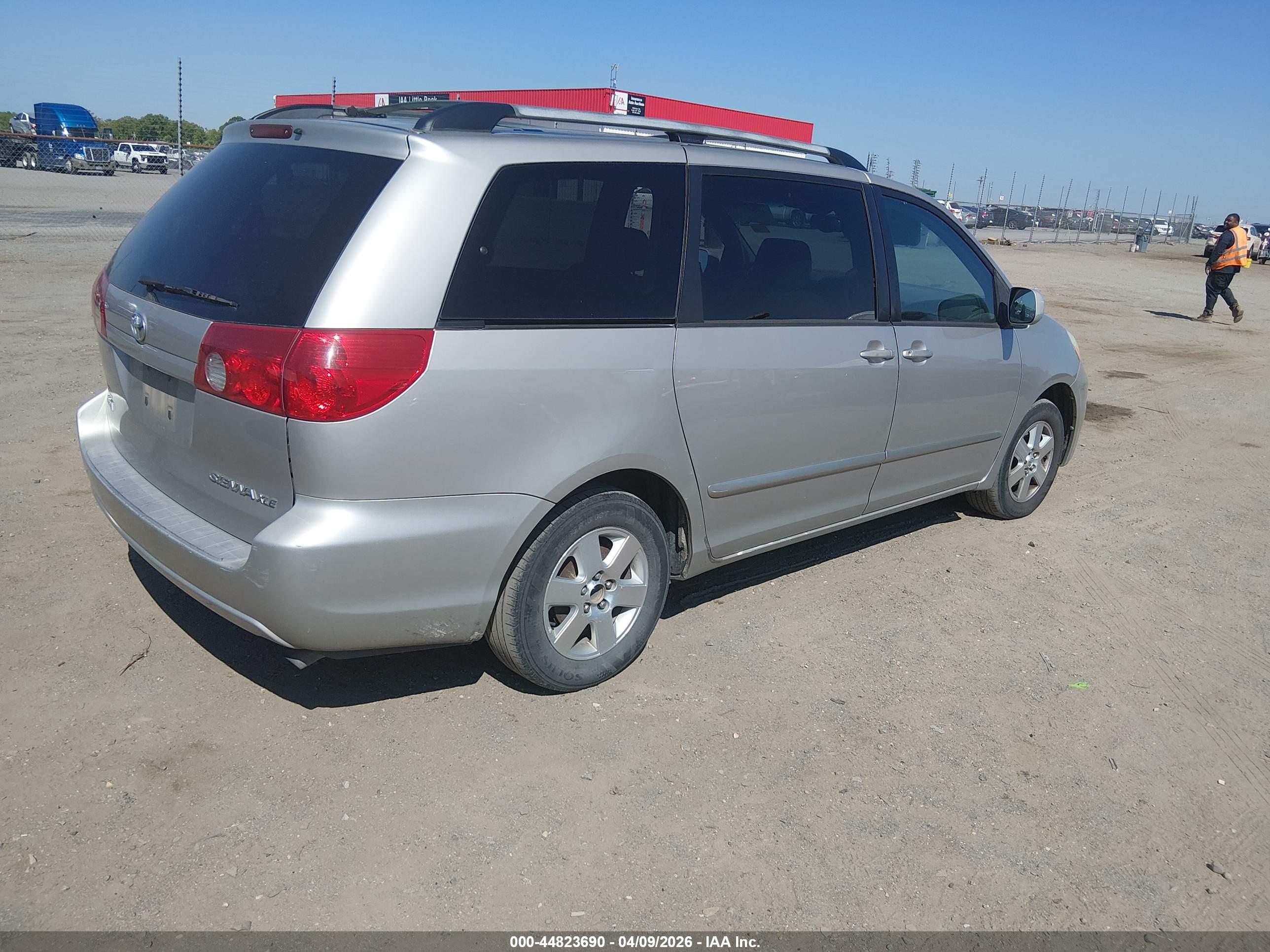 TOYOTA SIENNA image 4