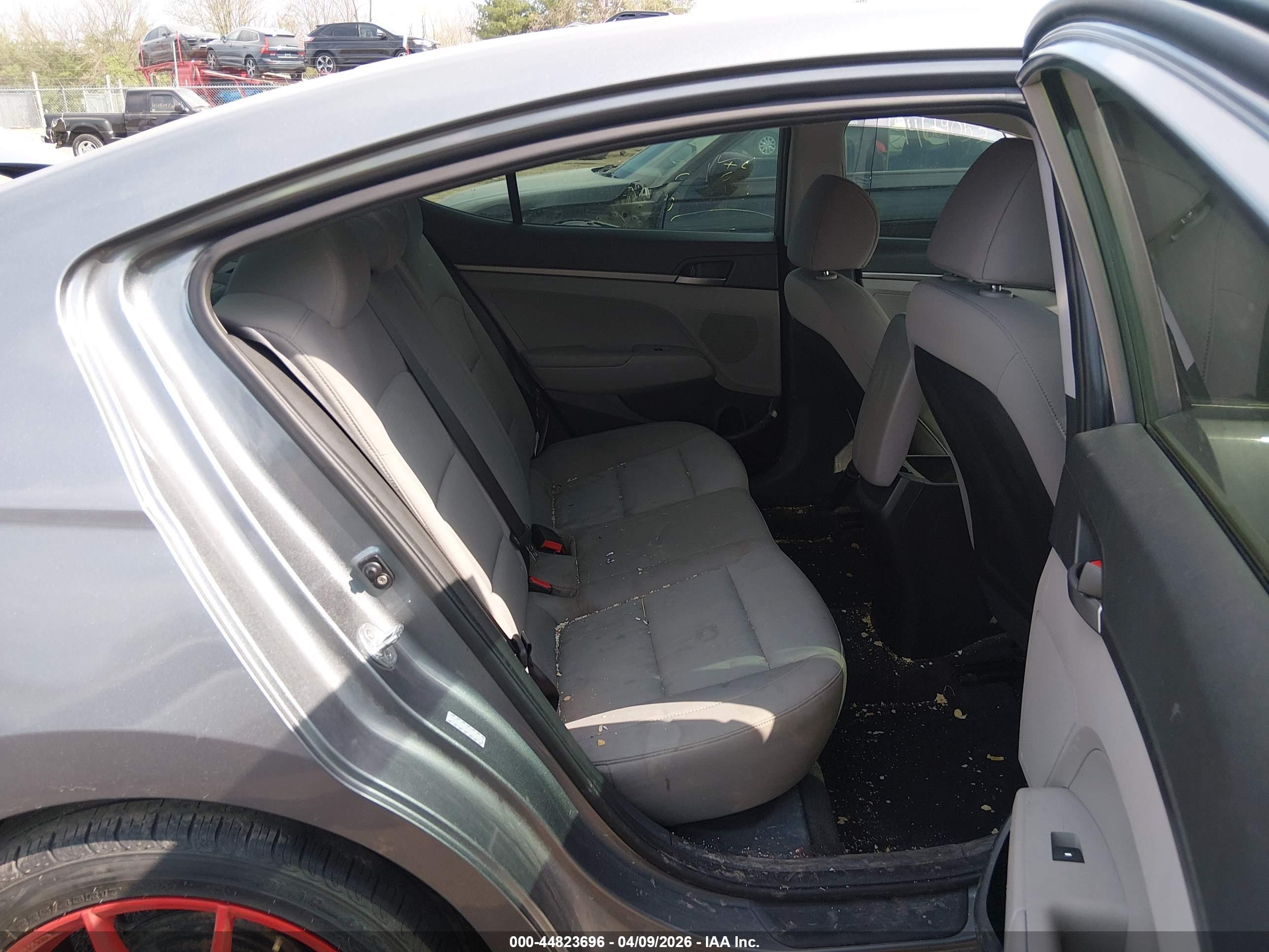 HYUNDAI ELANTRA image 8