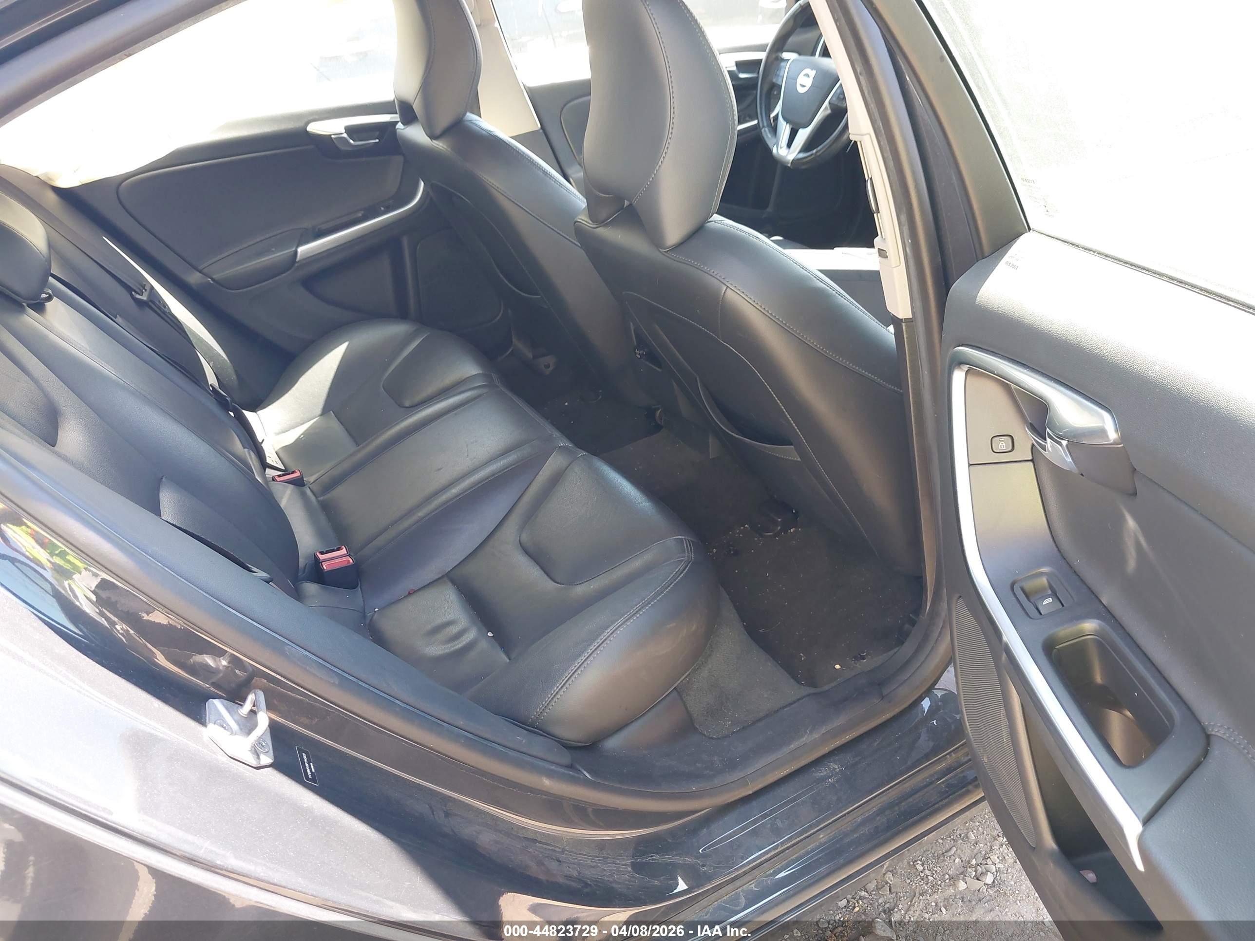 VOLVO S60 image 8