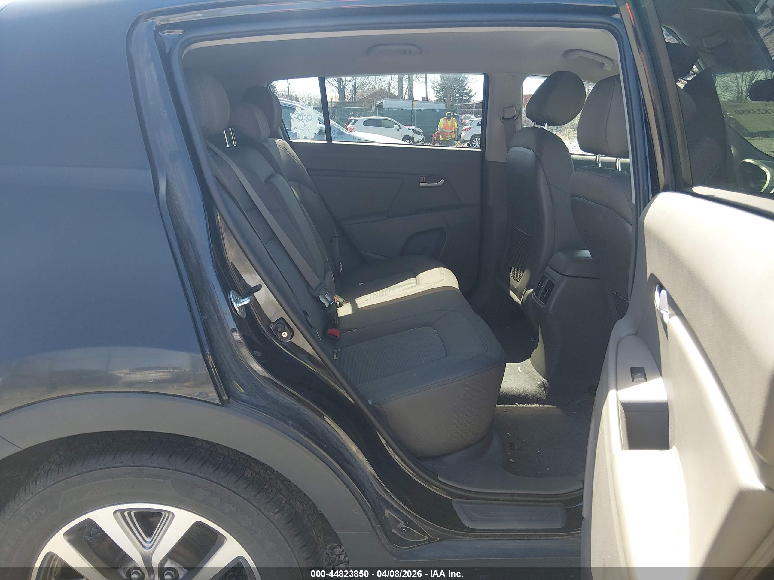 KIA SPORTAGE image 8