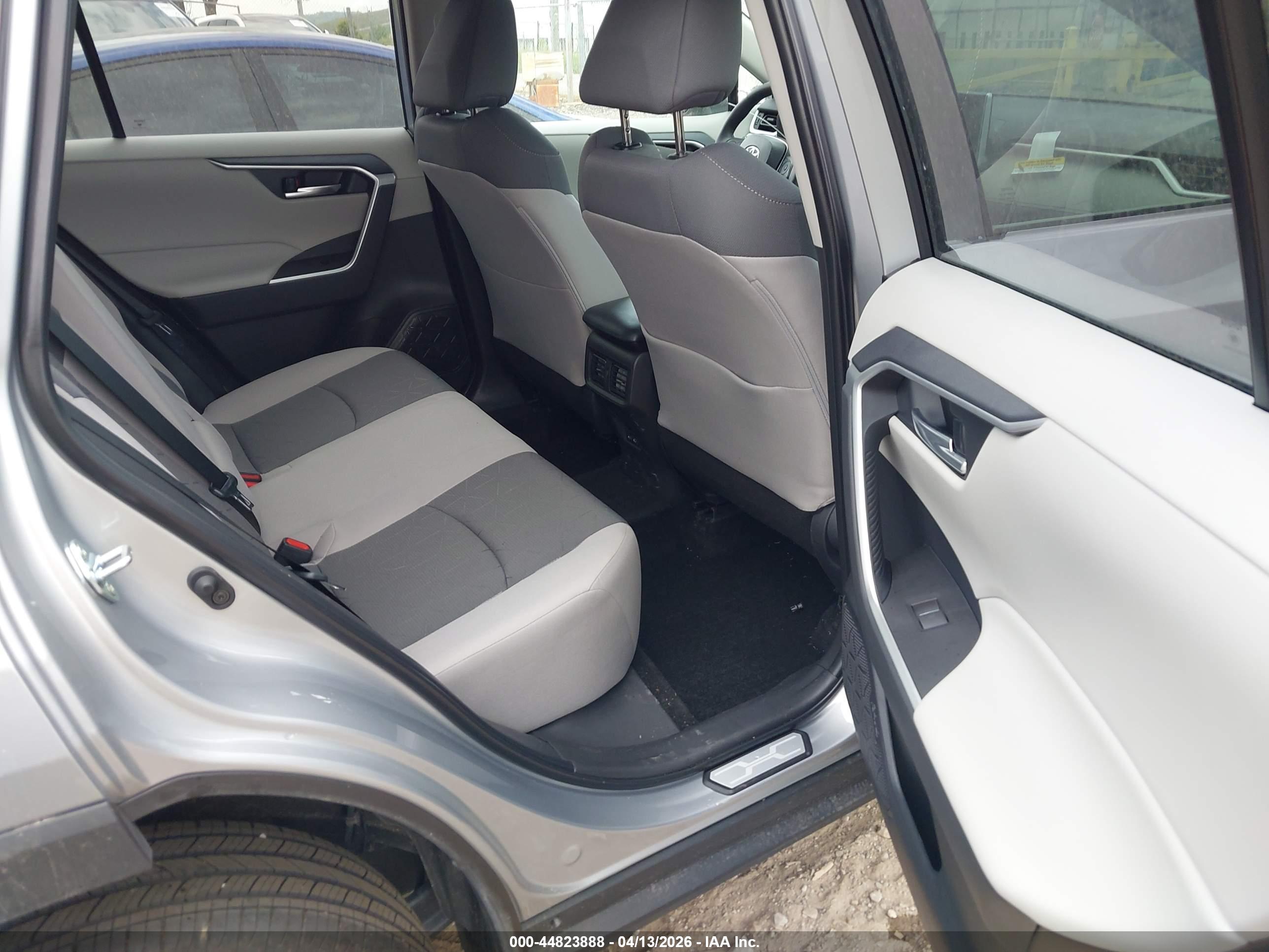 TOYOTA RAV4 image 8