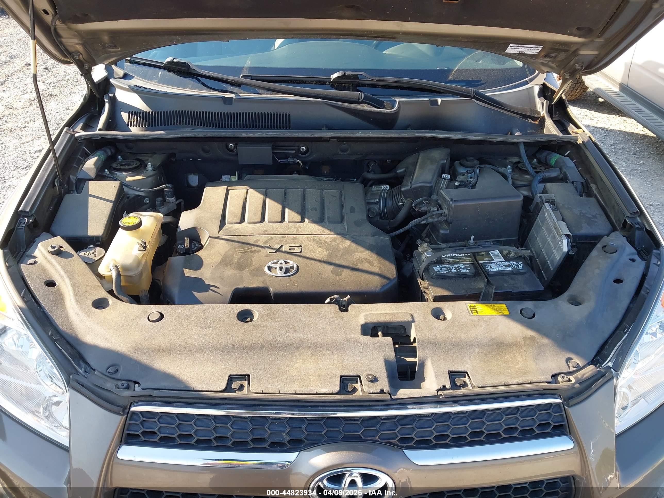 TOYOTA RAV4 image 10