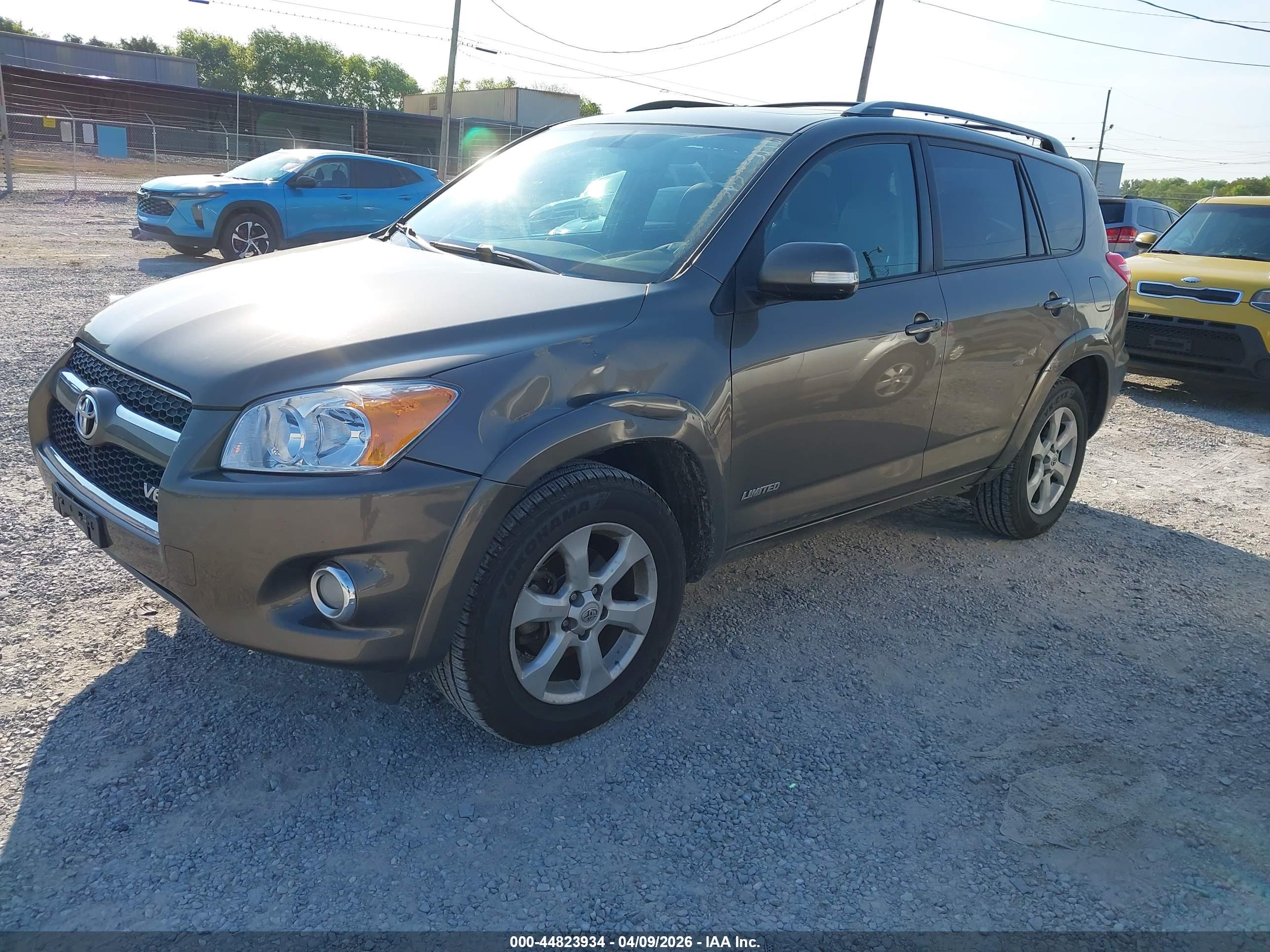TOYOTA RAV4 image 2