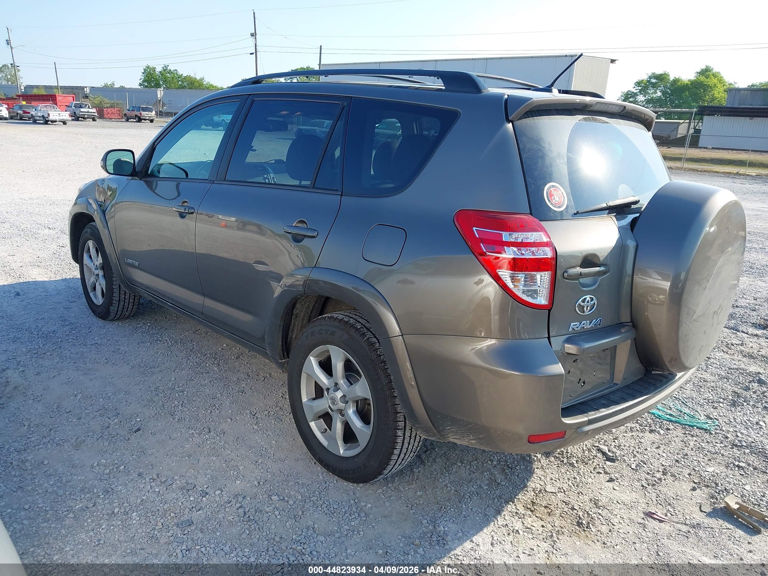 TOYOTA RAV4 image 3