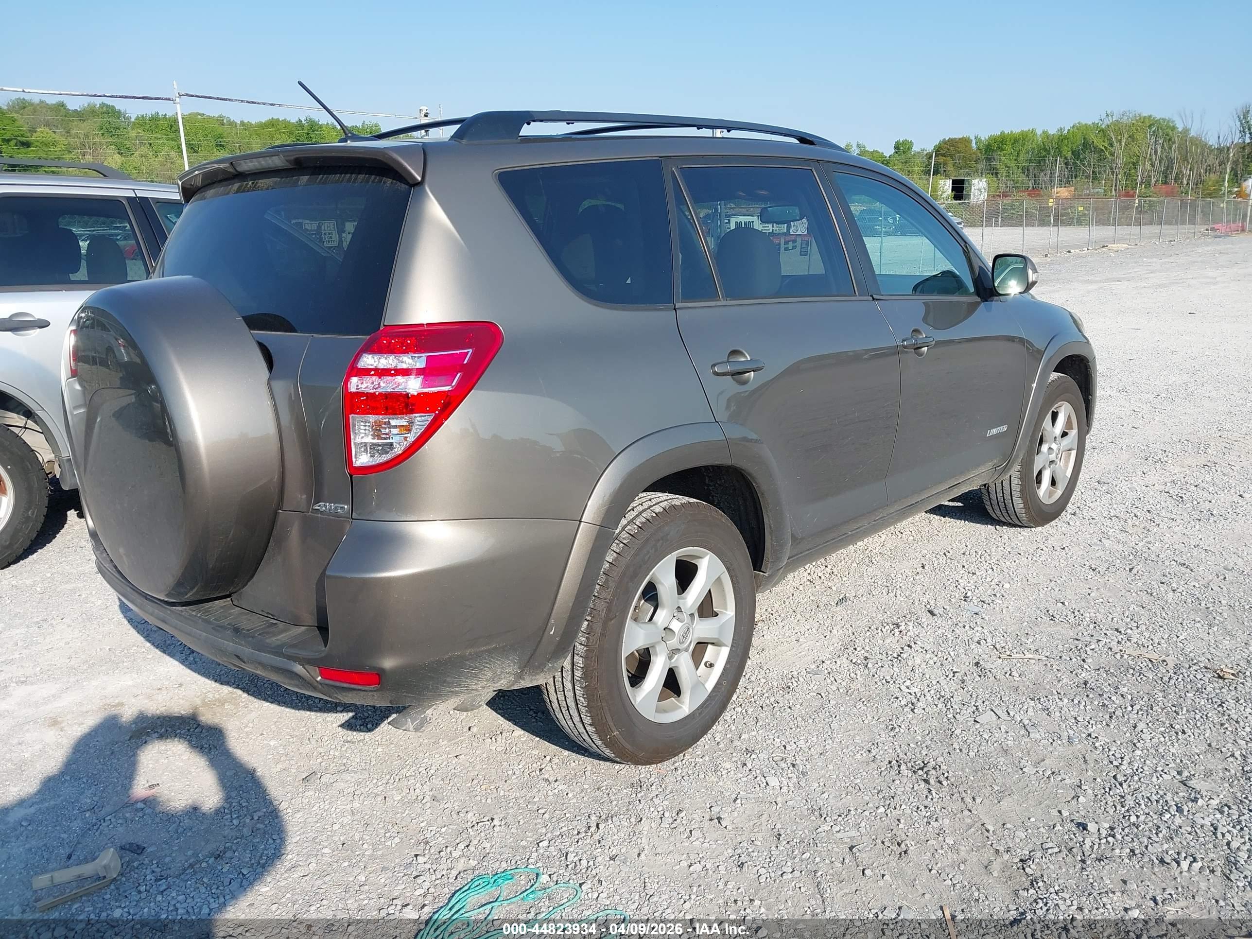 TOYOTA RAV4 image 4