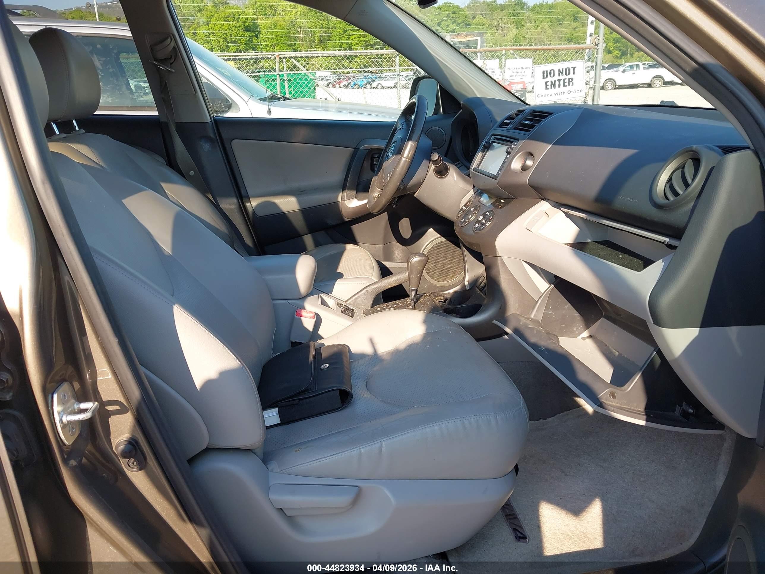TOYOTA RAV4 image 5