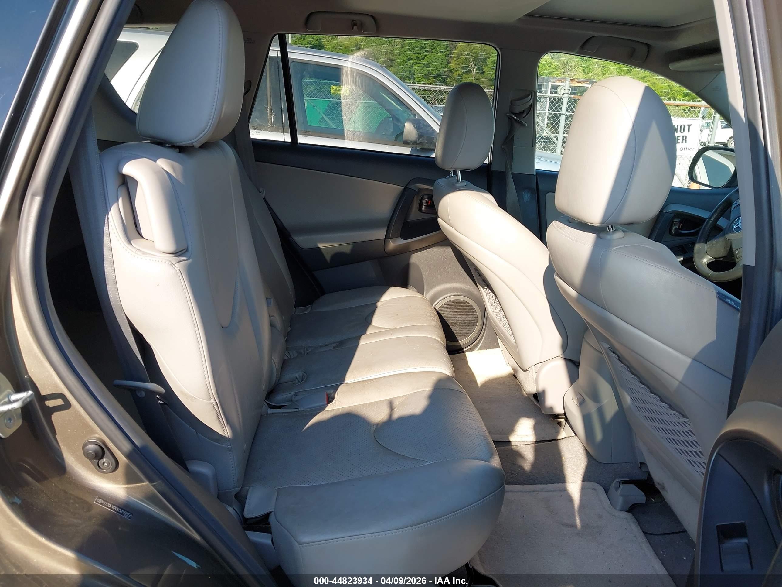 TOYOTA RAV4 image 8