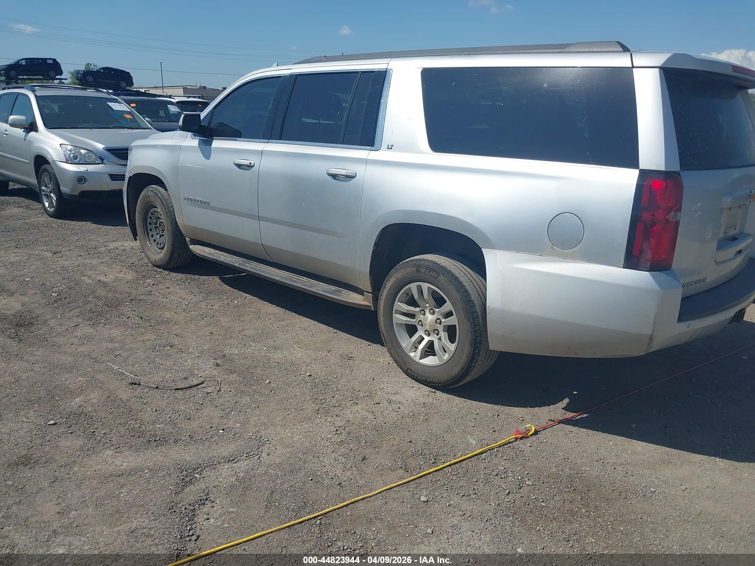 CHEVROLET SUBURBAN image 3