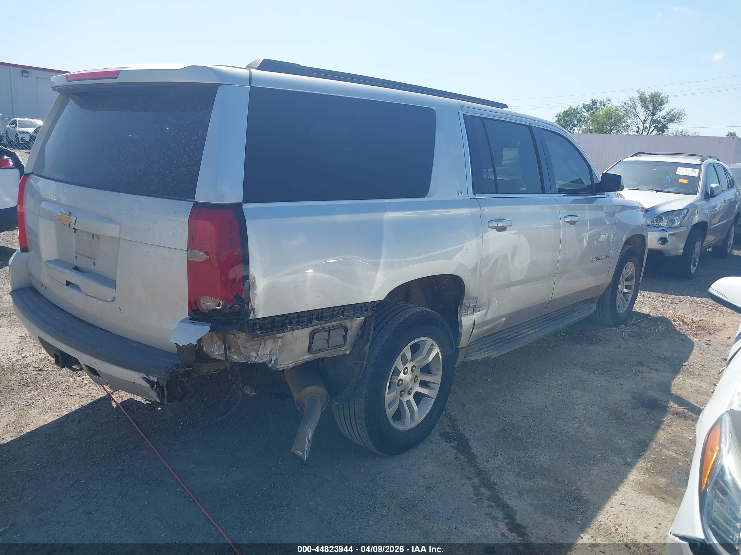 CHEVROLET SUBURBAN image 4