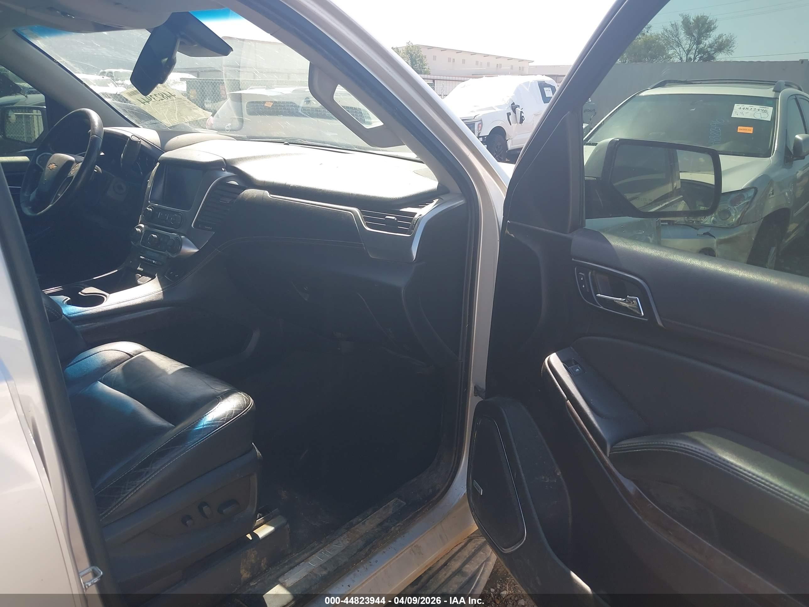 CHEVROLET SUBURBAN image 5
