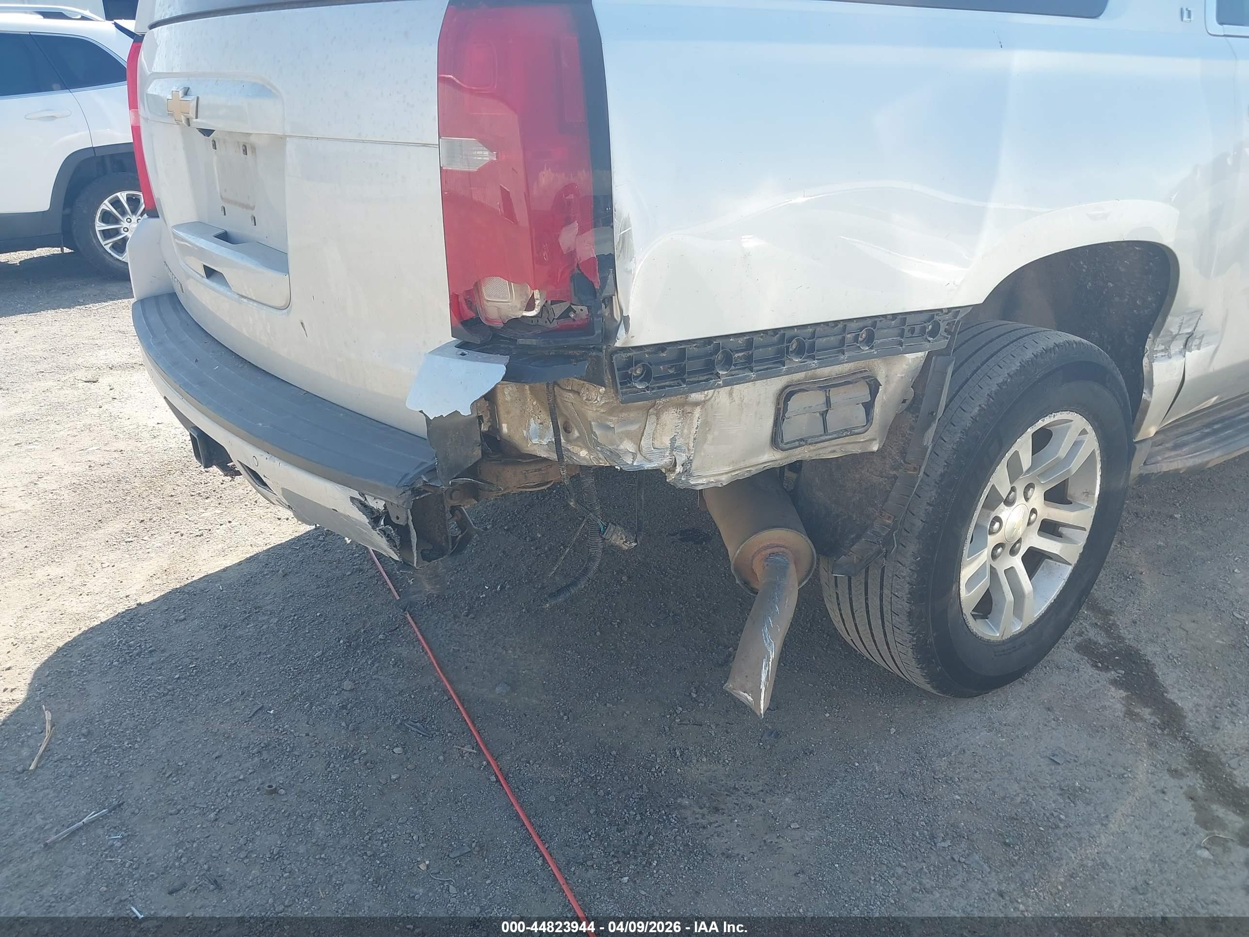 CHEVROLET SUBURBAN image 6