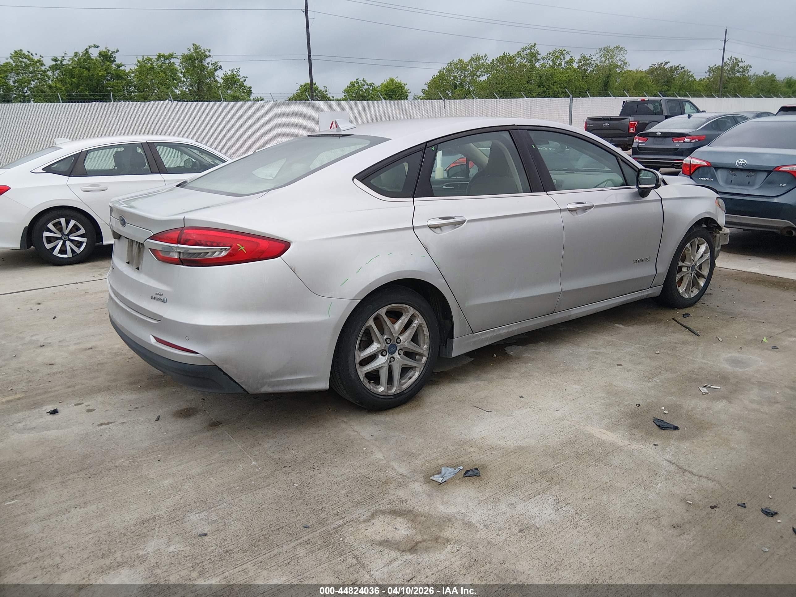 FORD FUSION image 4