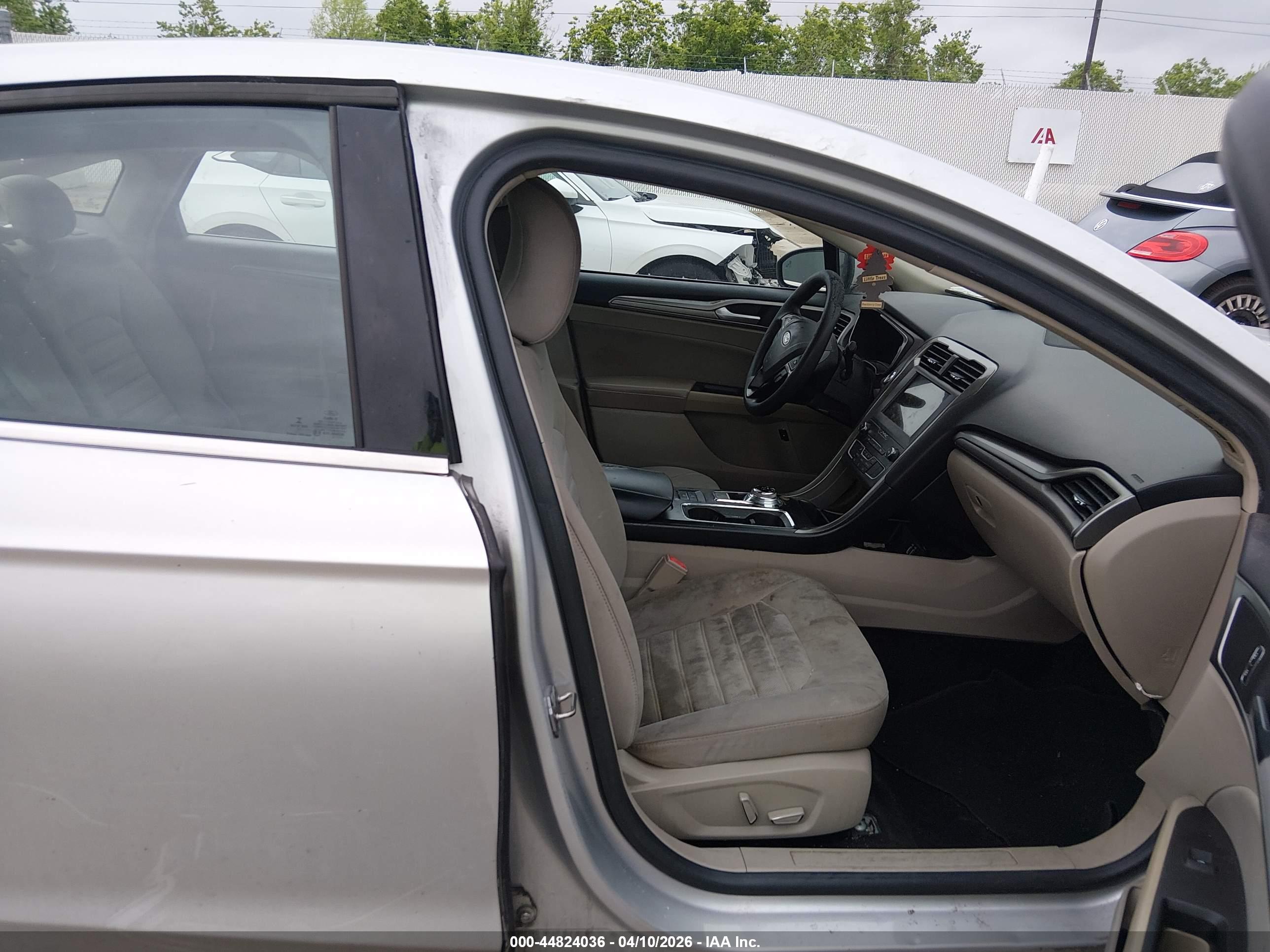 FORD FUSION image 5