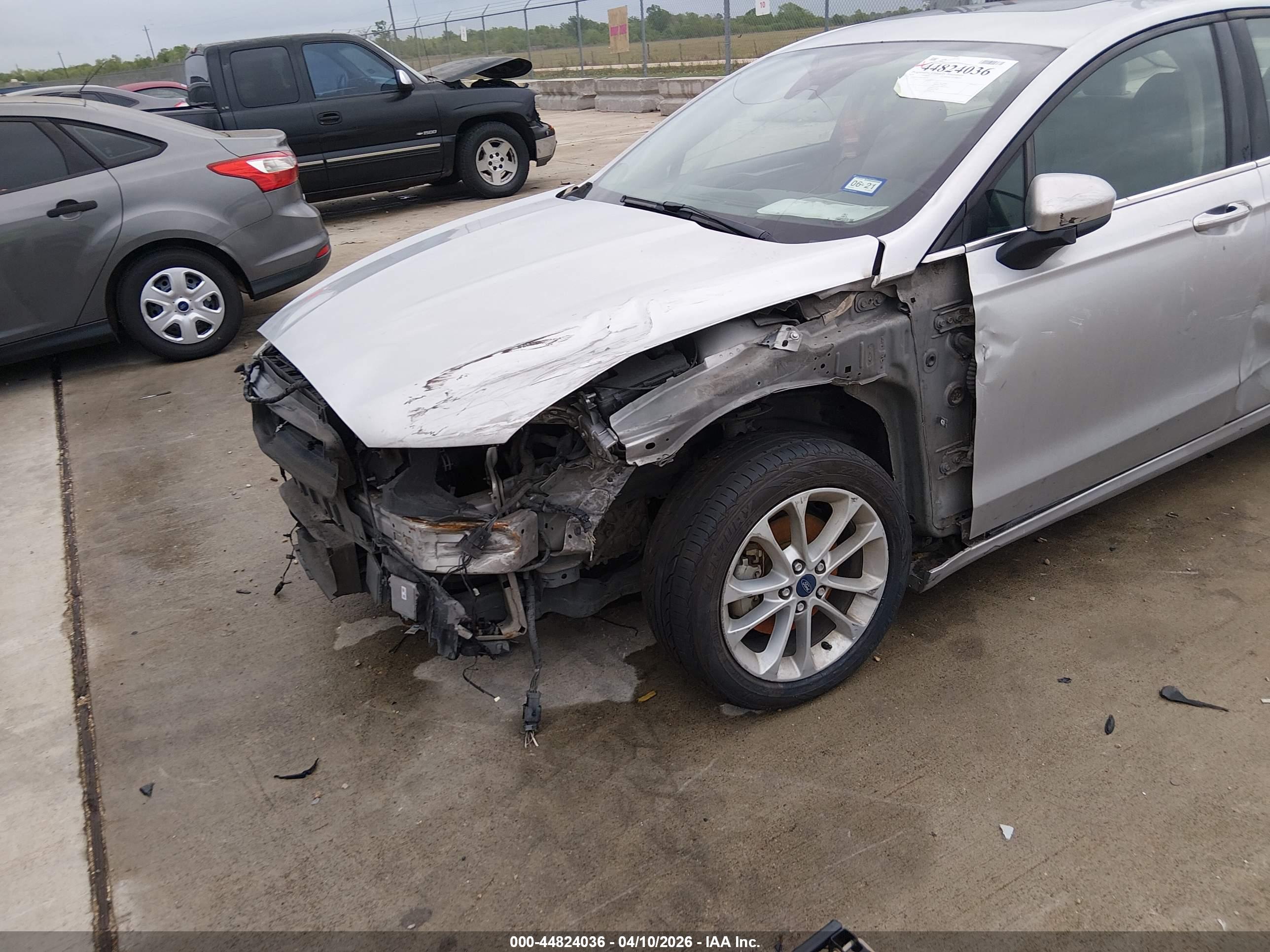 FORD FUSION image 6