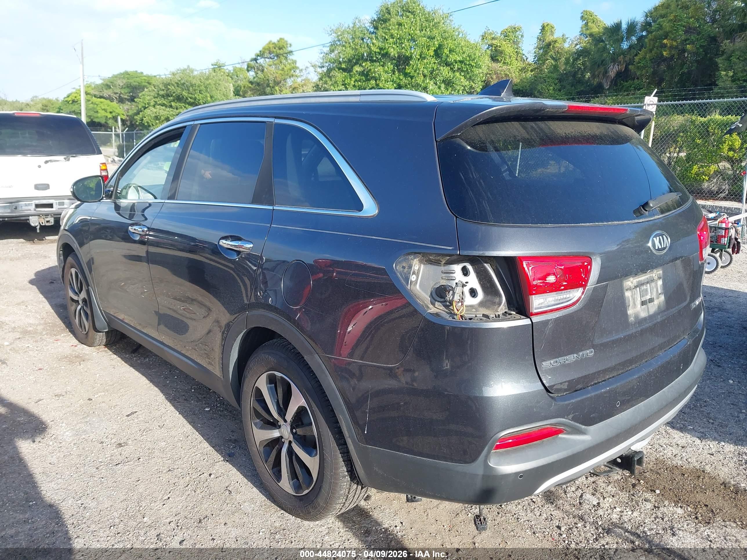 KIA SORENTO image 3