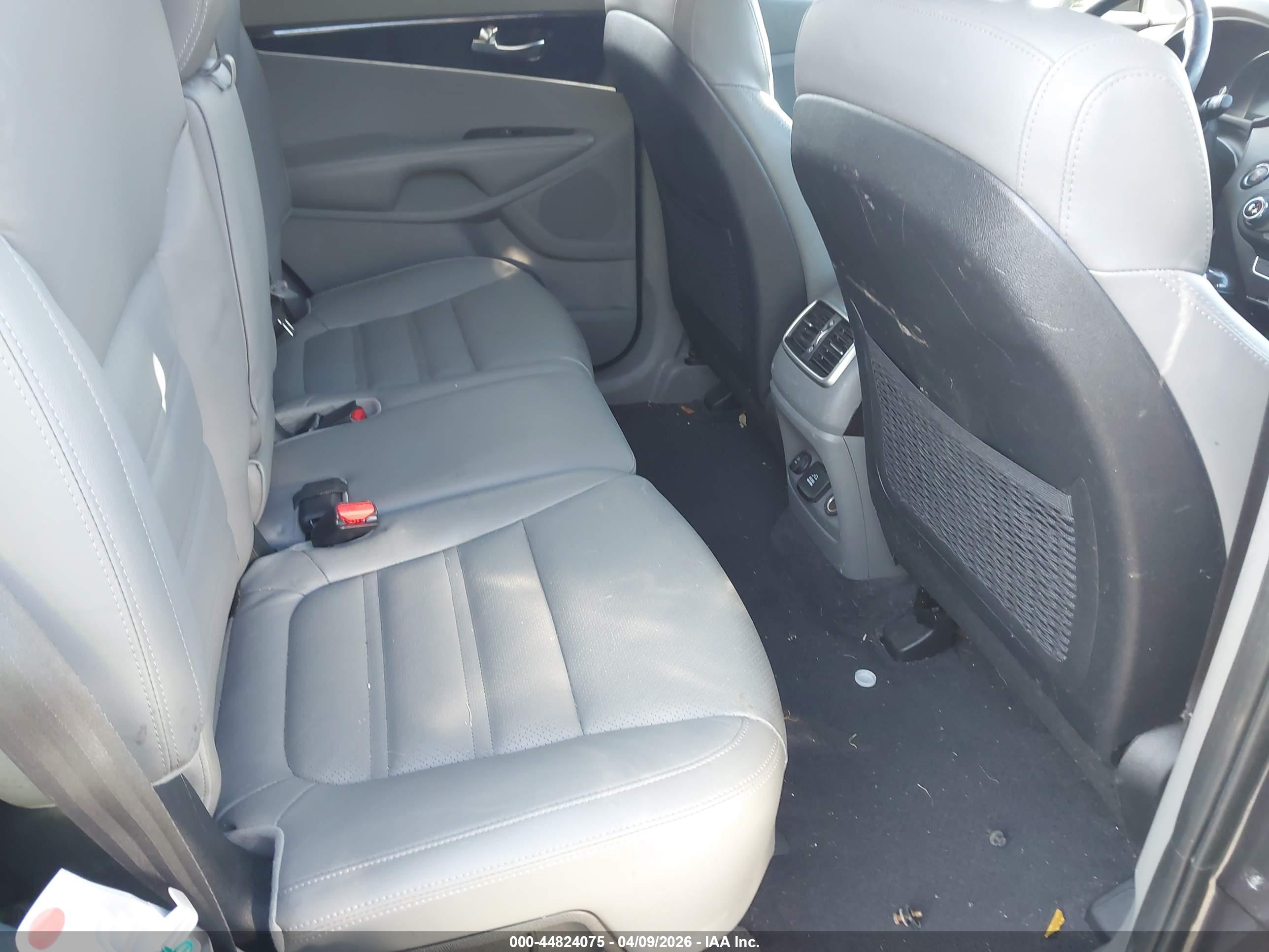 KIA SORENTO image 8
