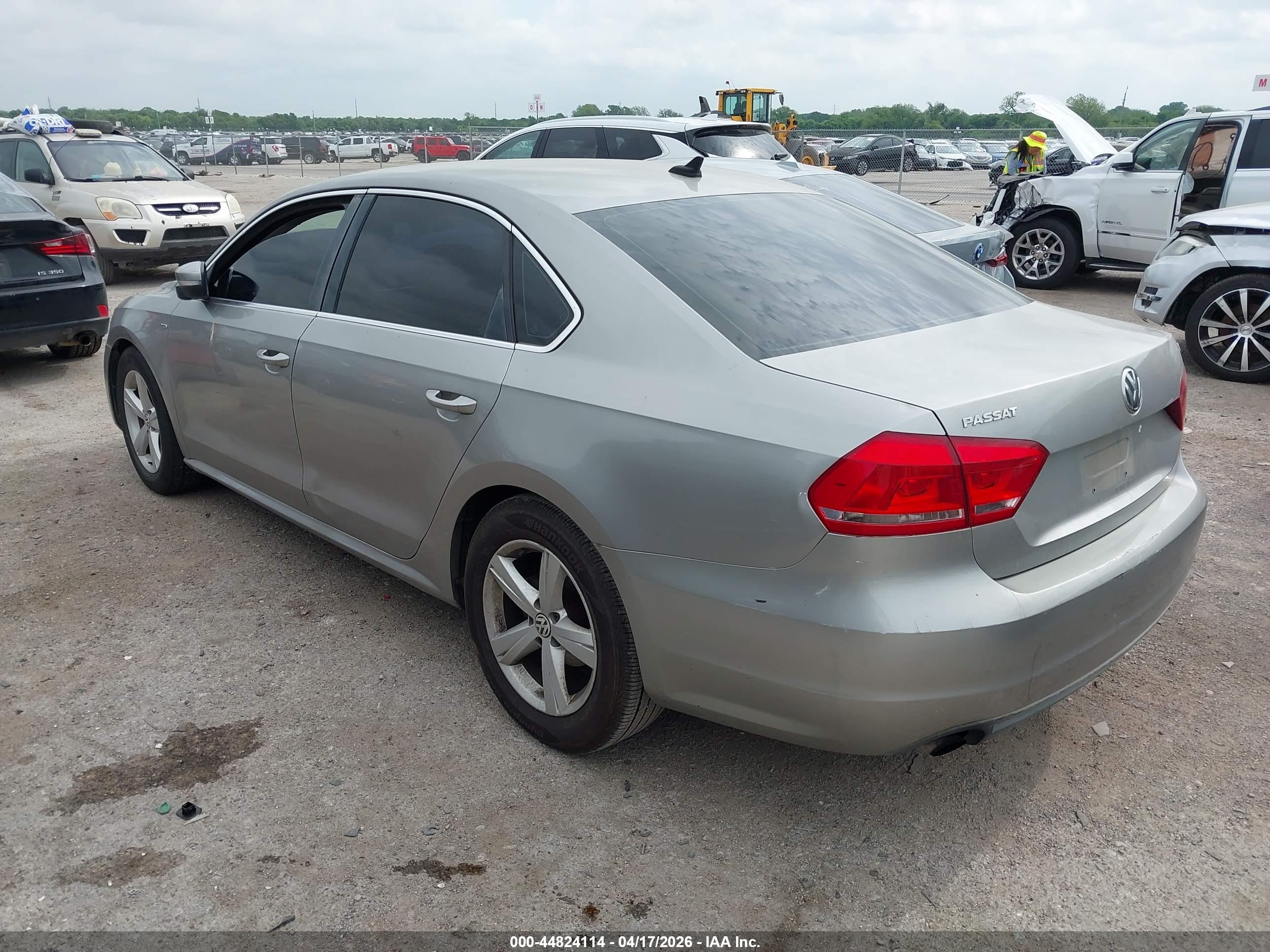 VOLKSWAGEN PASSAT image 3
