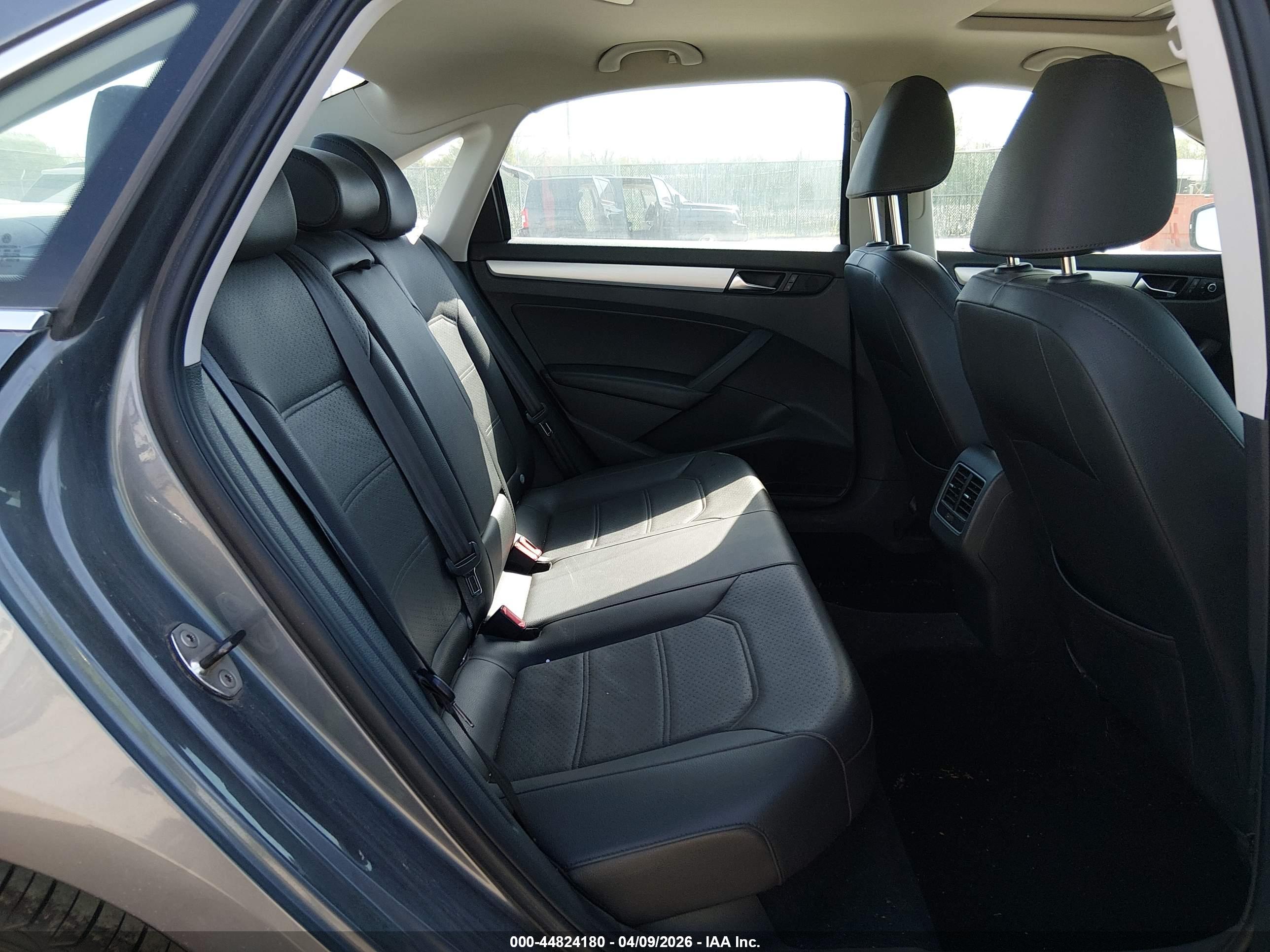 VOLKSWAGEN PASSAT image 8