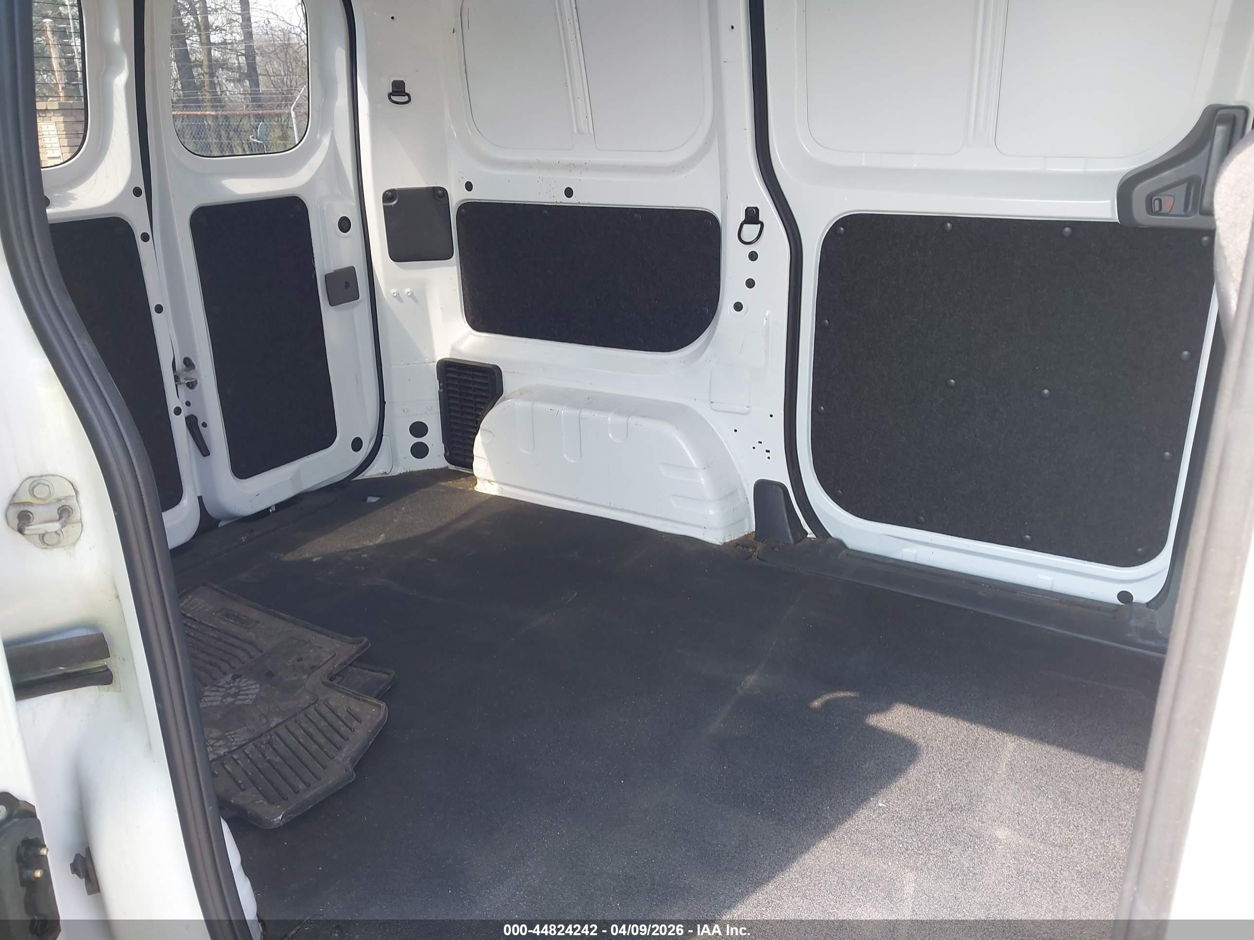 NISSAN NV200 image 8