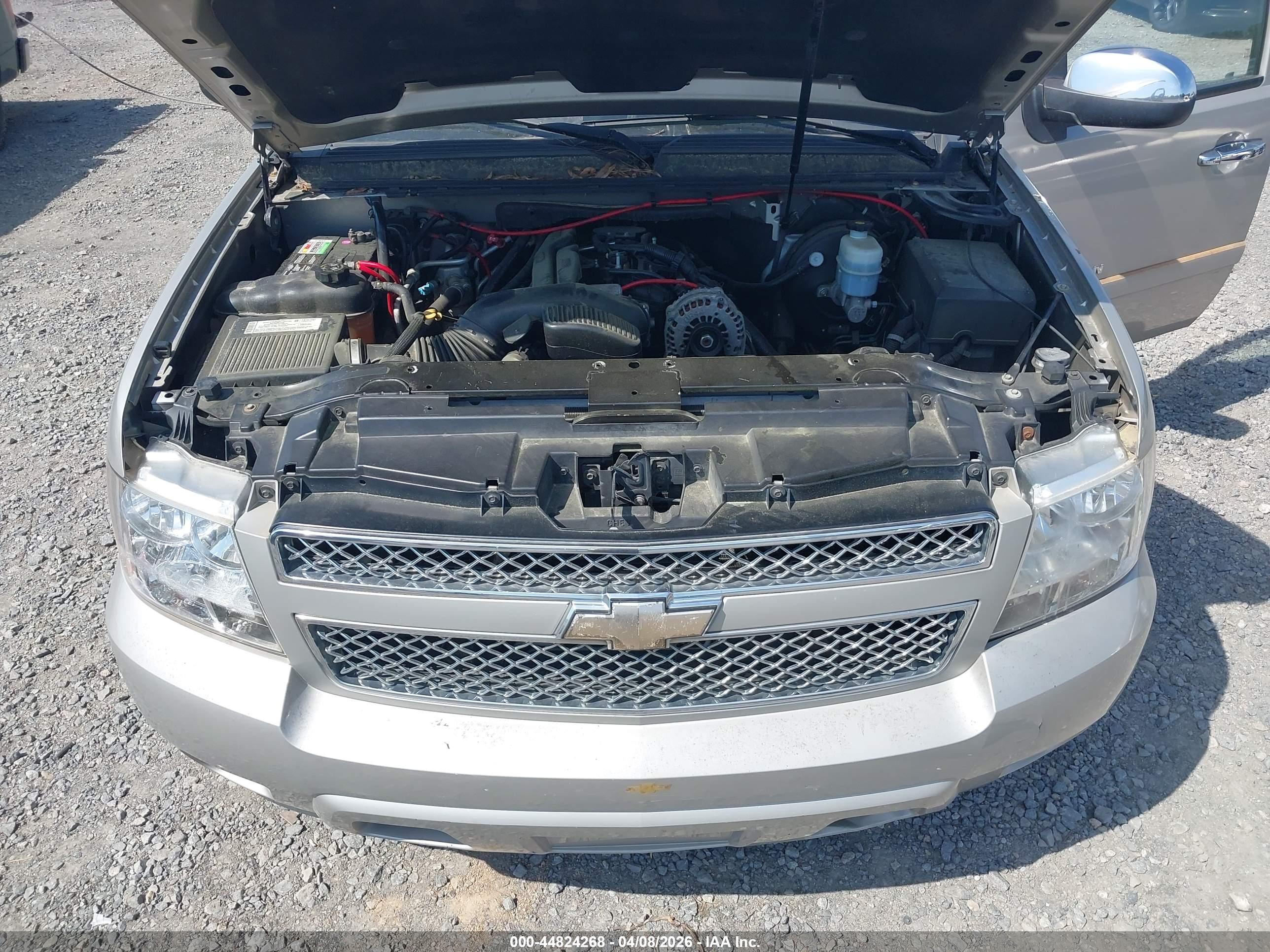 CHEVROLET SUBURBAN image 10