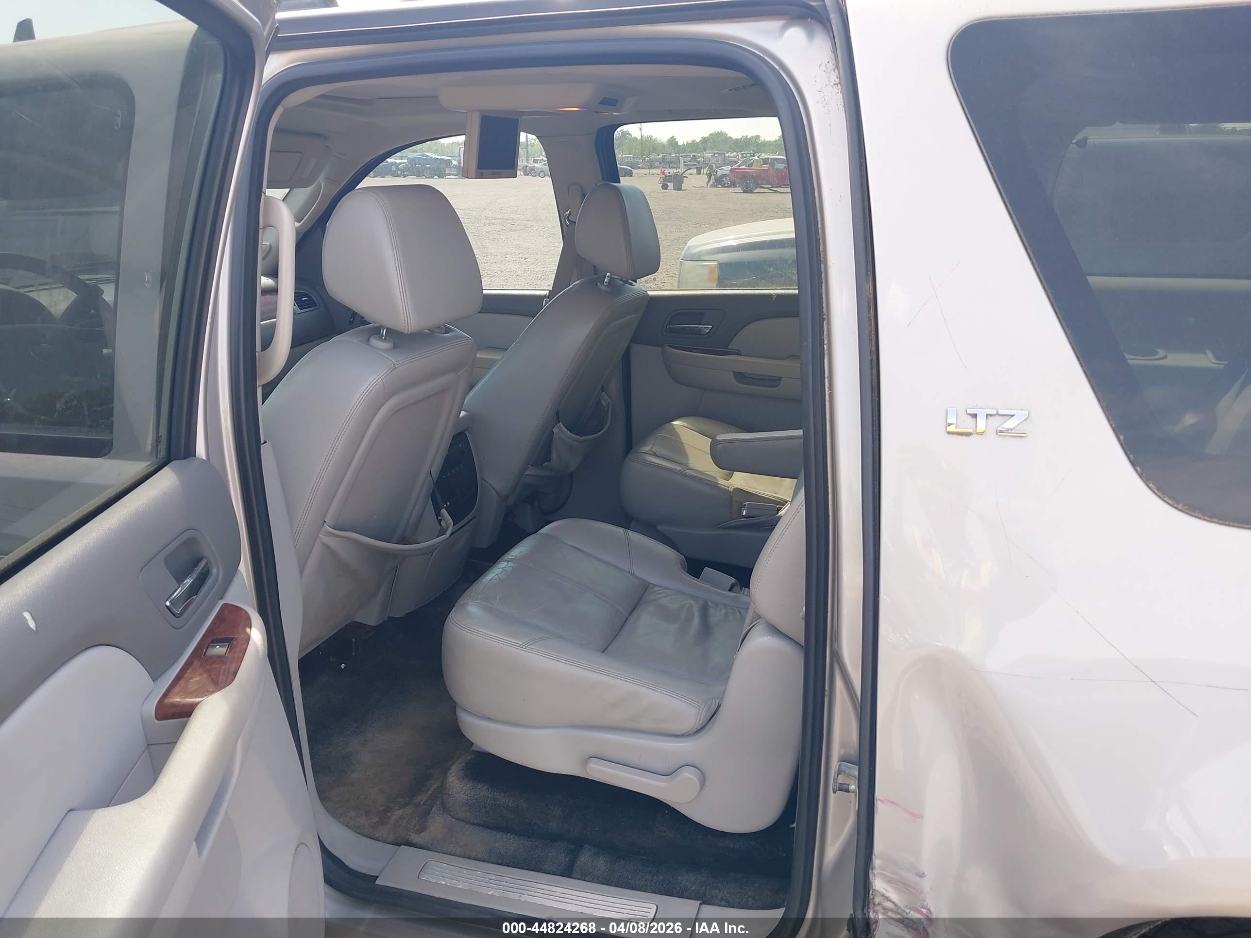 CHEVROLET SUBURBAN image 8