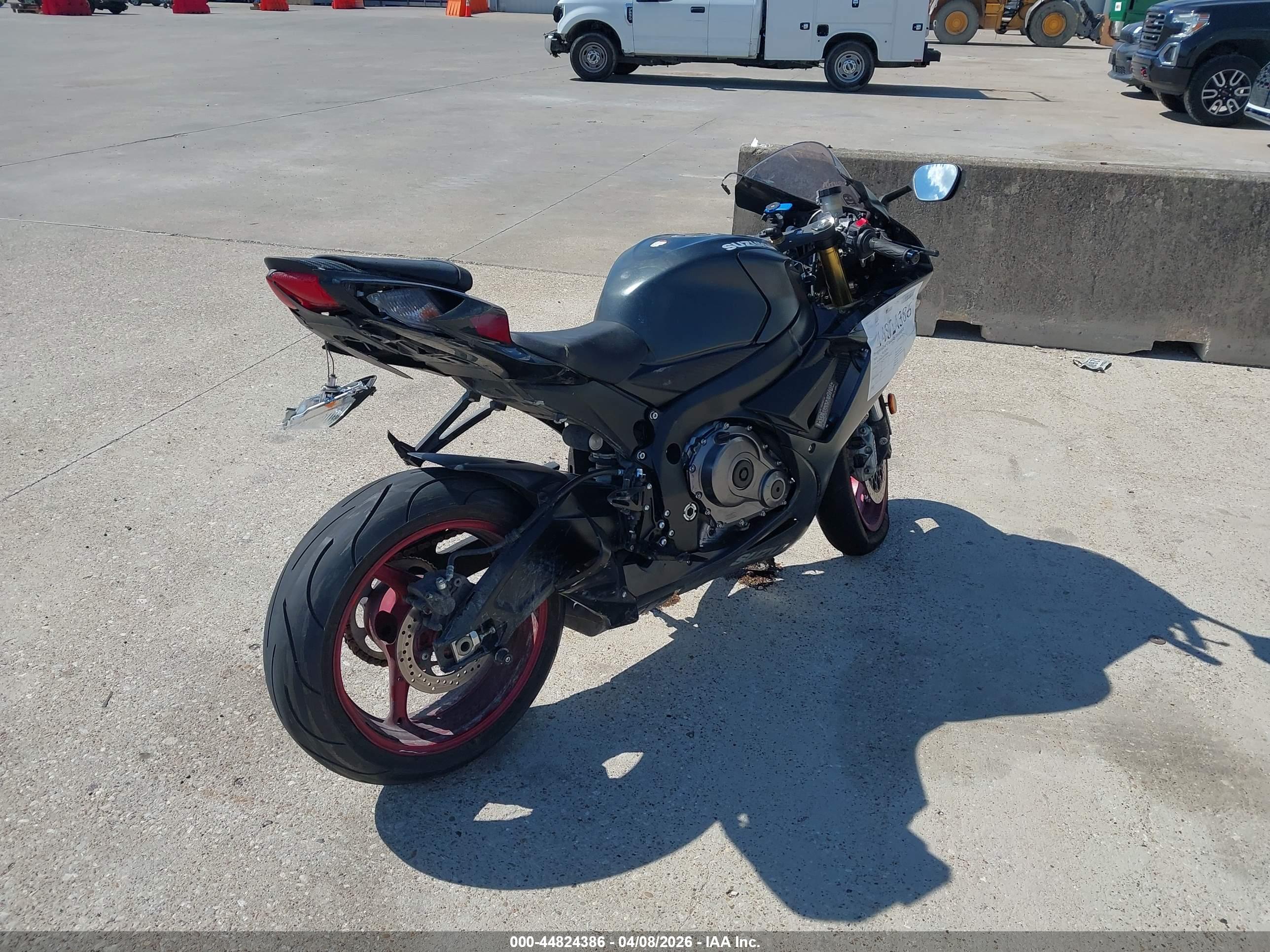 SUZUKI GSX-R750 image 4