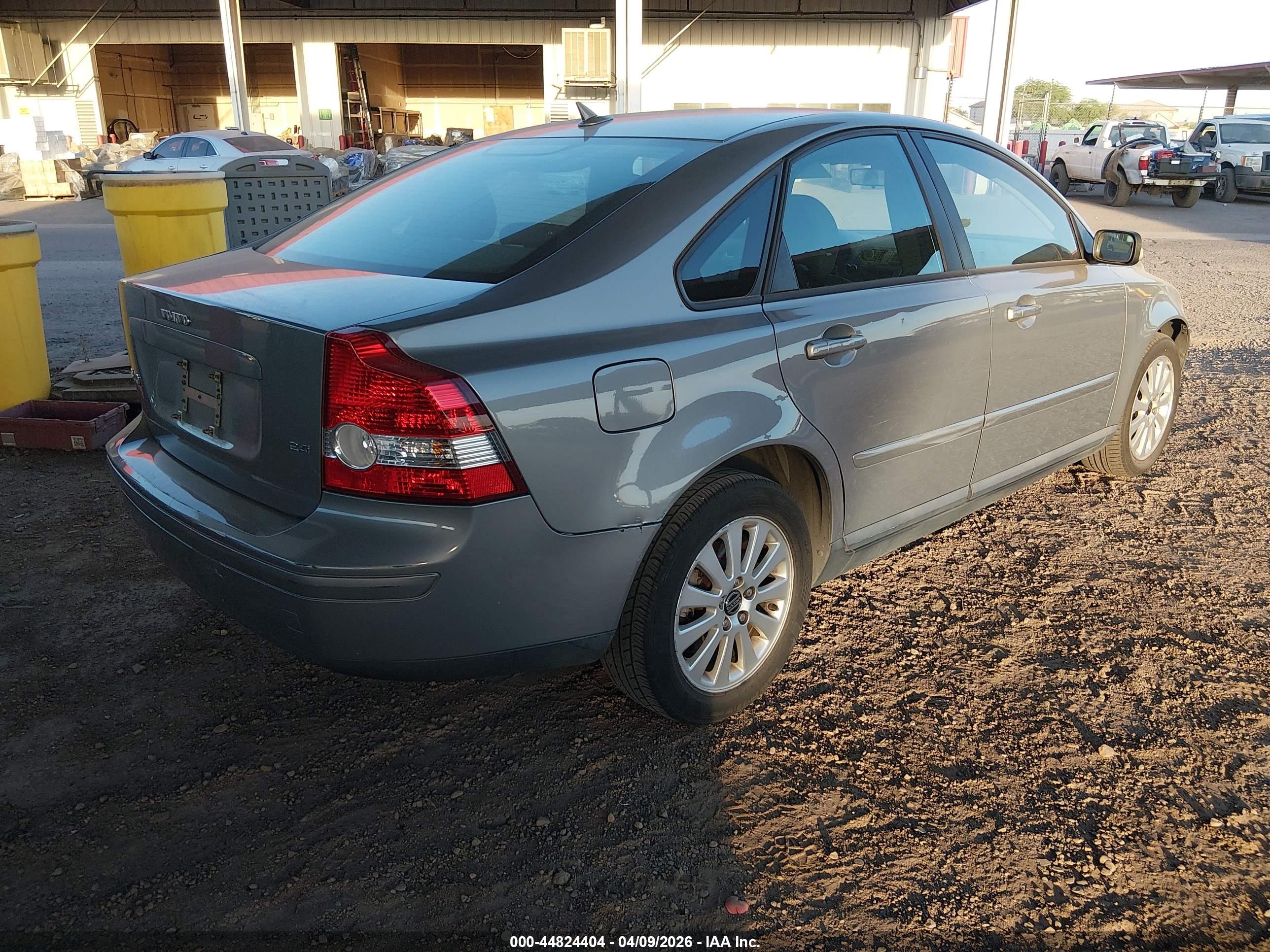VOLVO S40 image 4