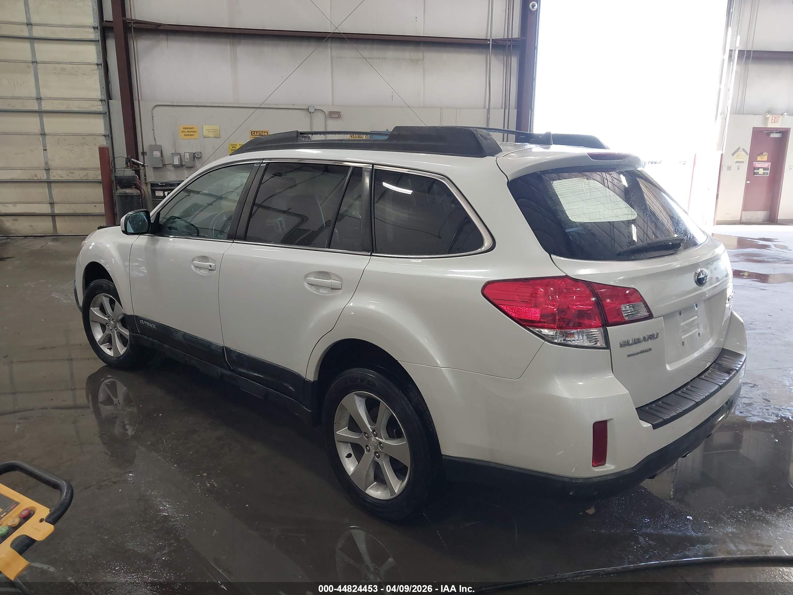 SUBARU OUTBACK image 3
