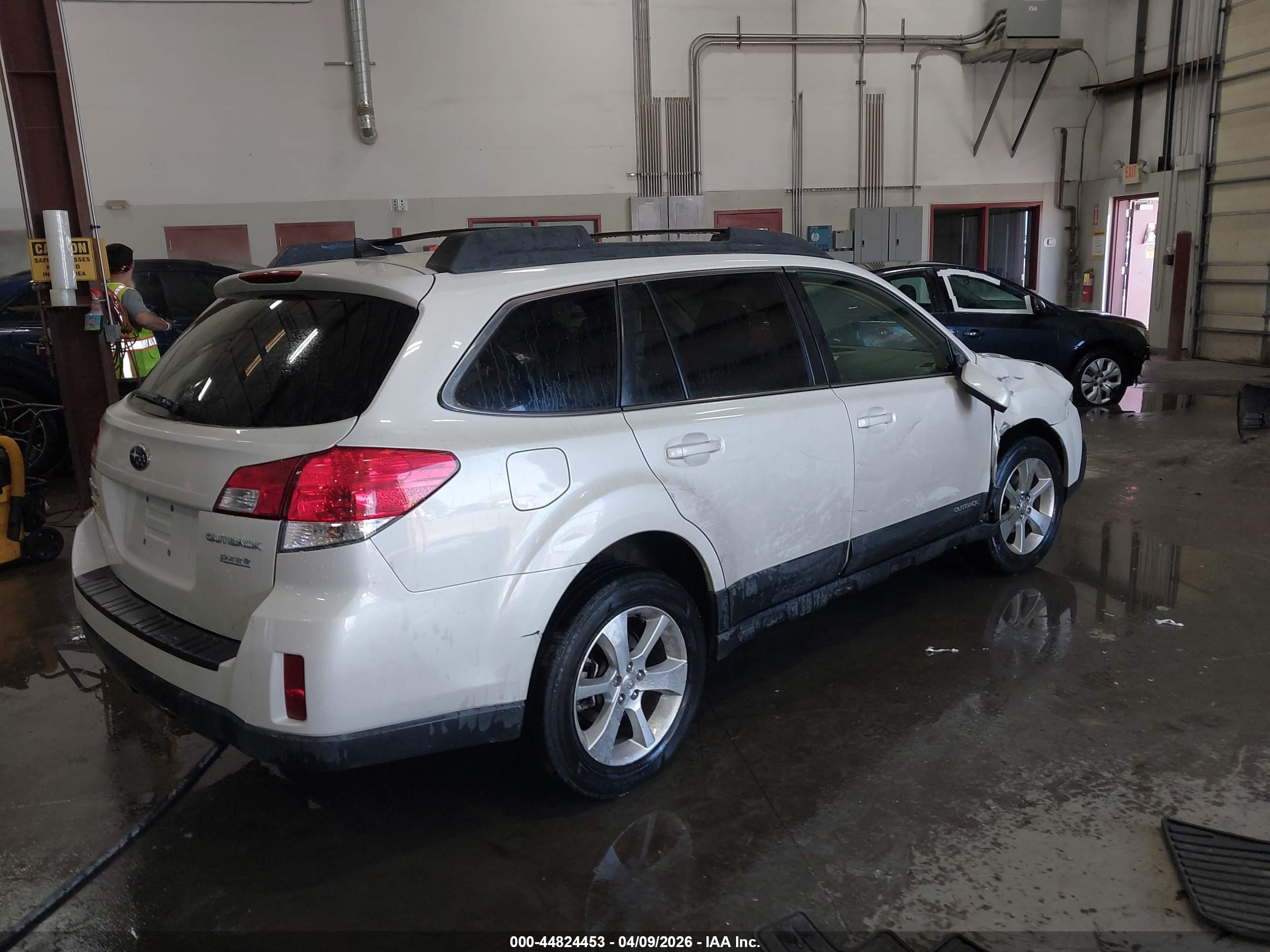 SUBARU OUTBACK image 4