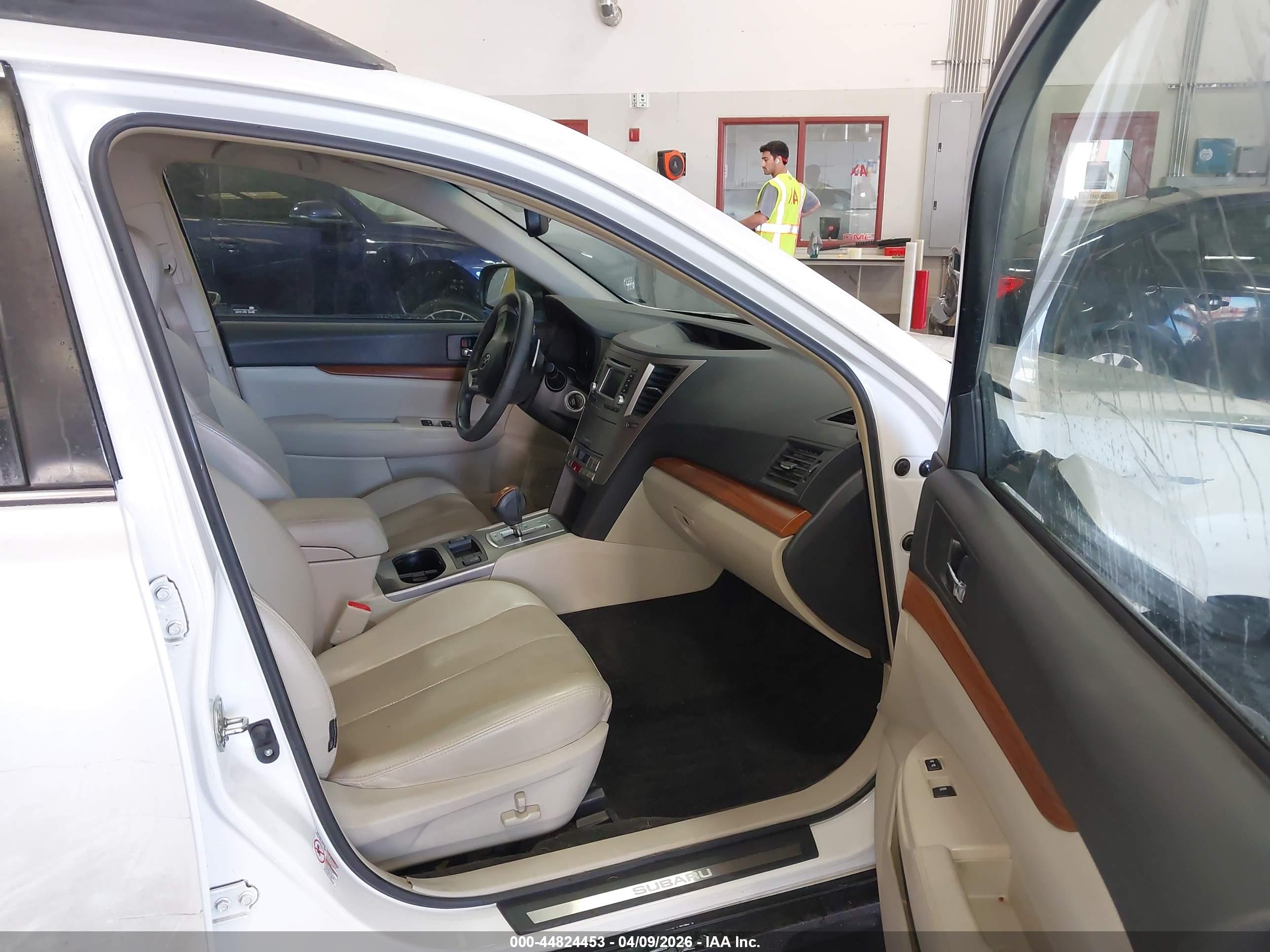 SUBARU OUTBACK image 5