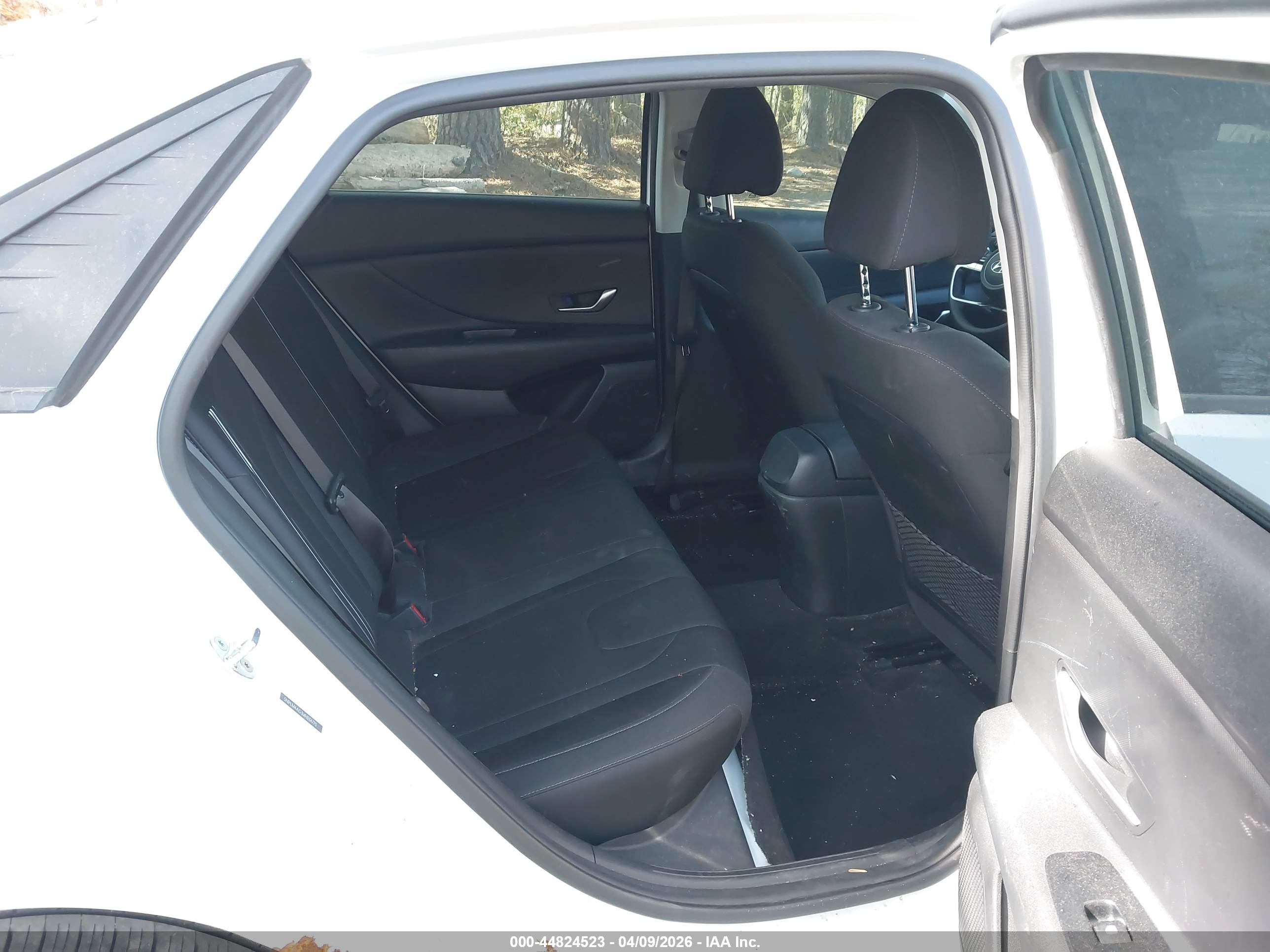 HYUNDAI ELANTRA image 8