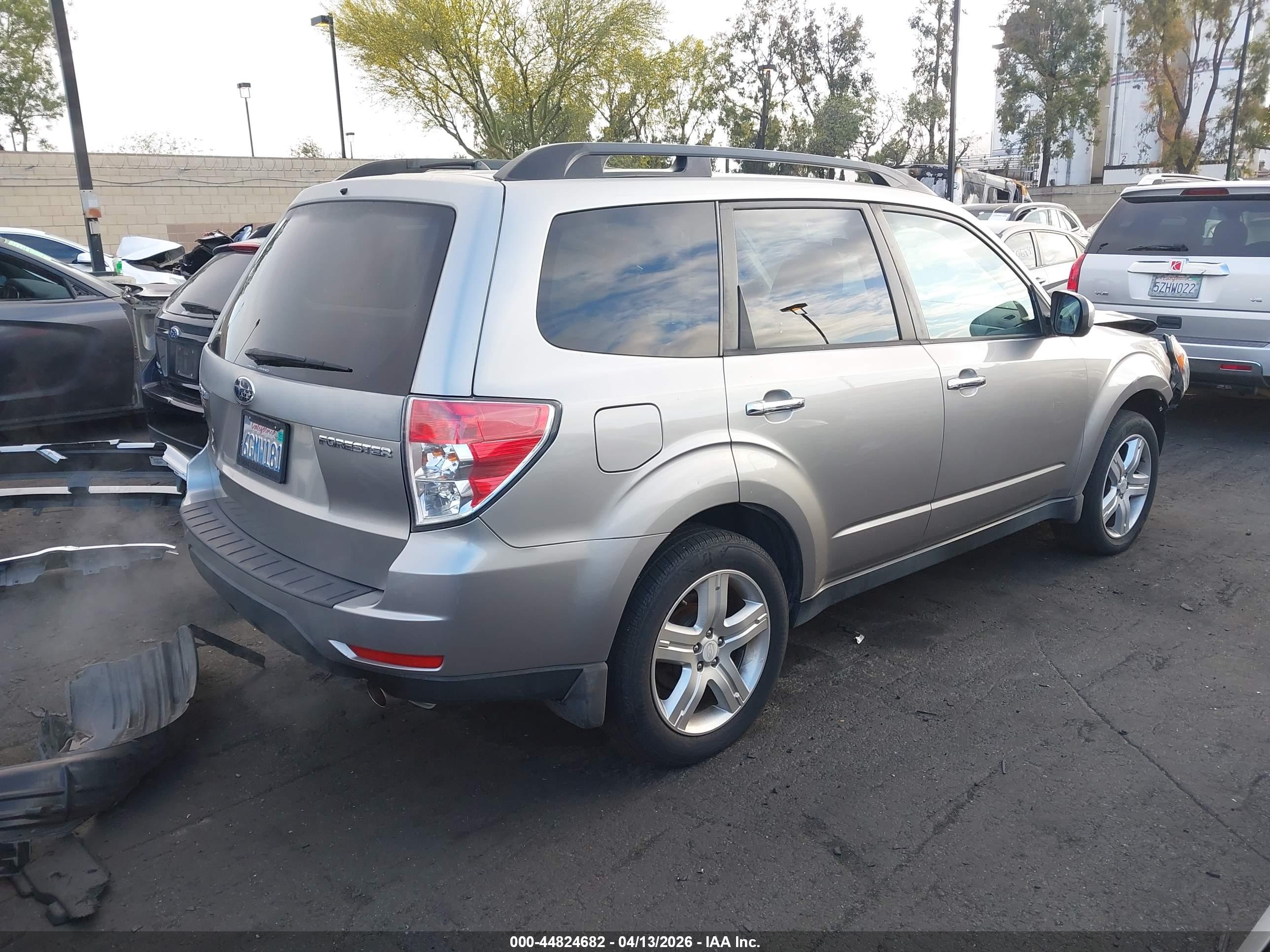 SUBARU FORESTER image 4