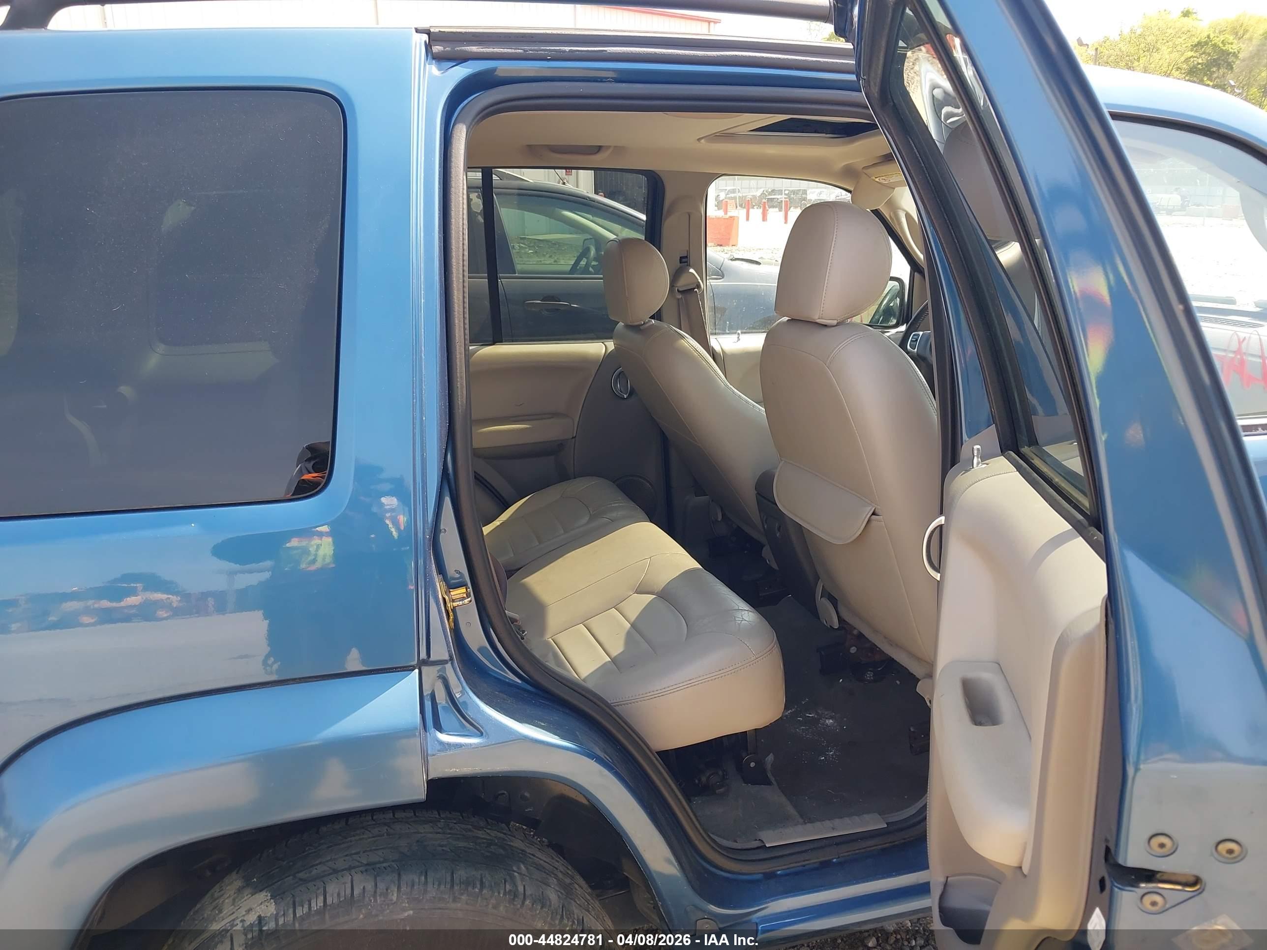 JEEP LIBERTY image 8