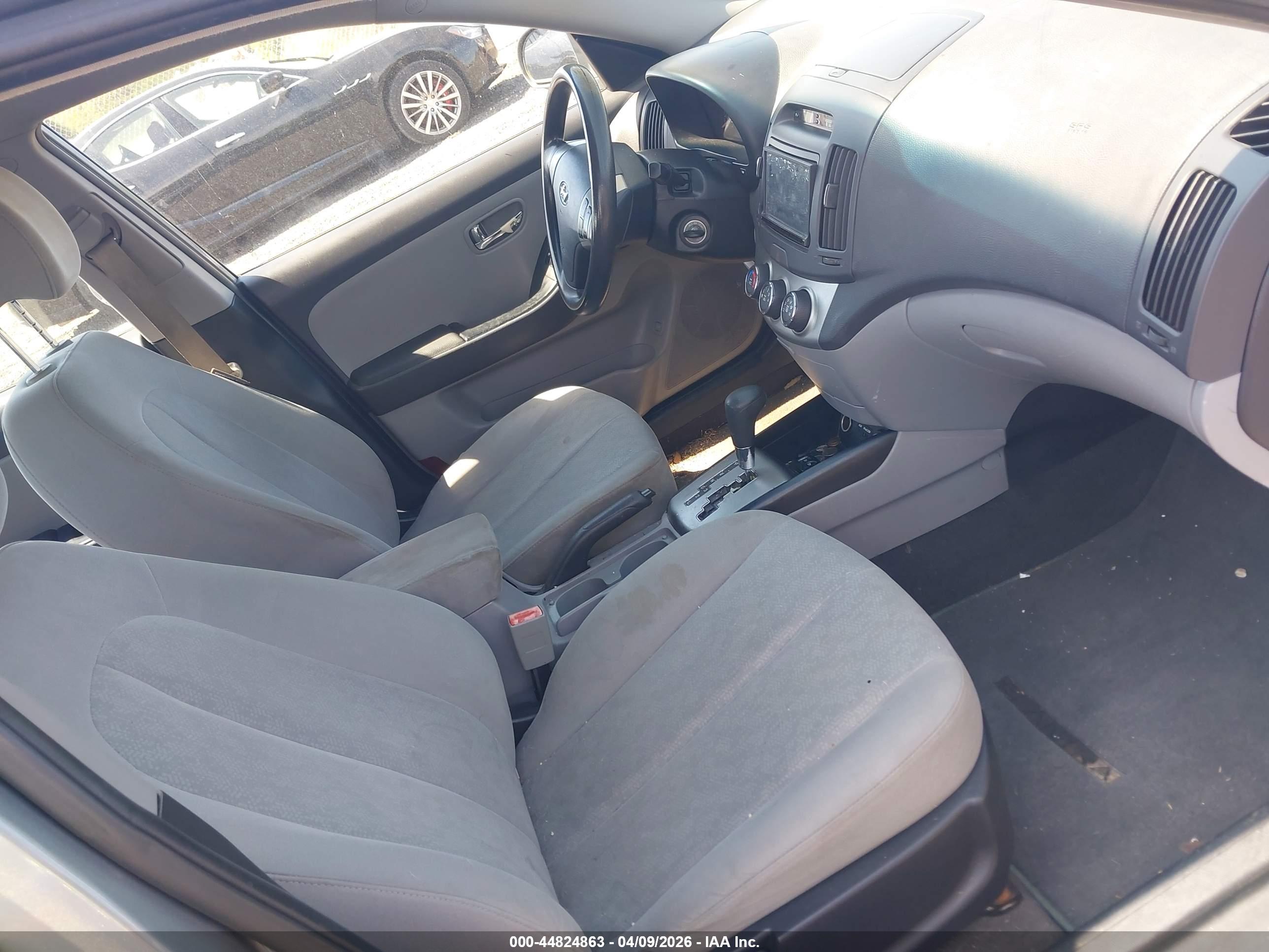 HYUNDAI ELANTRA image 5