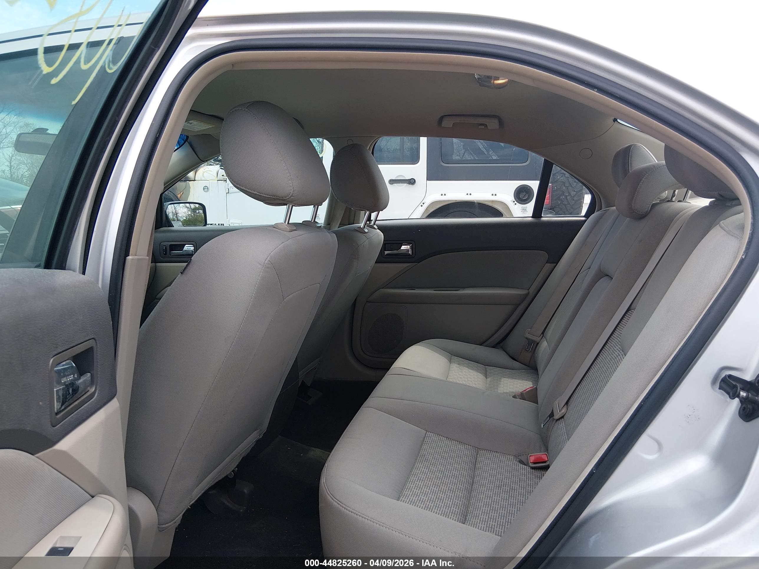FORD FUSION image 8